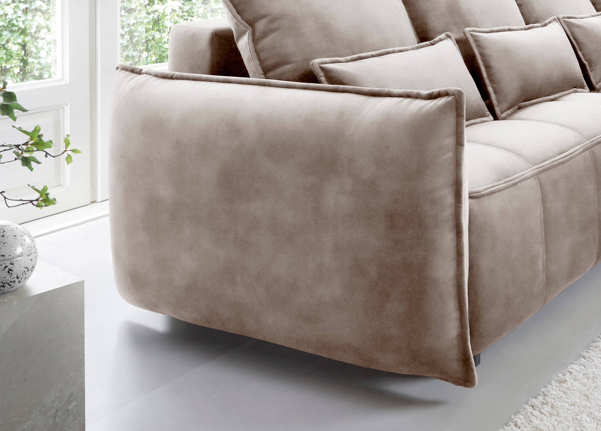 Zbliżenie prawego bocznego panelu narożnika Campo Relax 18 beżowego, uwypuklające miękki materiał i precyzyjne obszycie krawędzi.