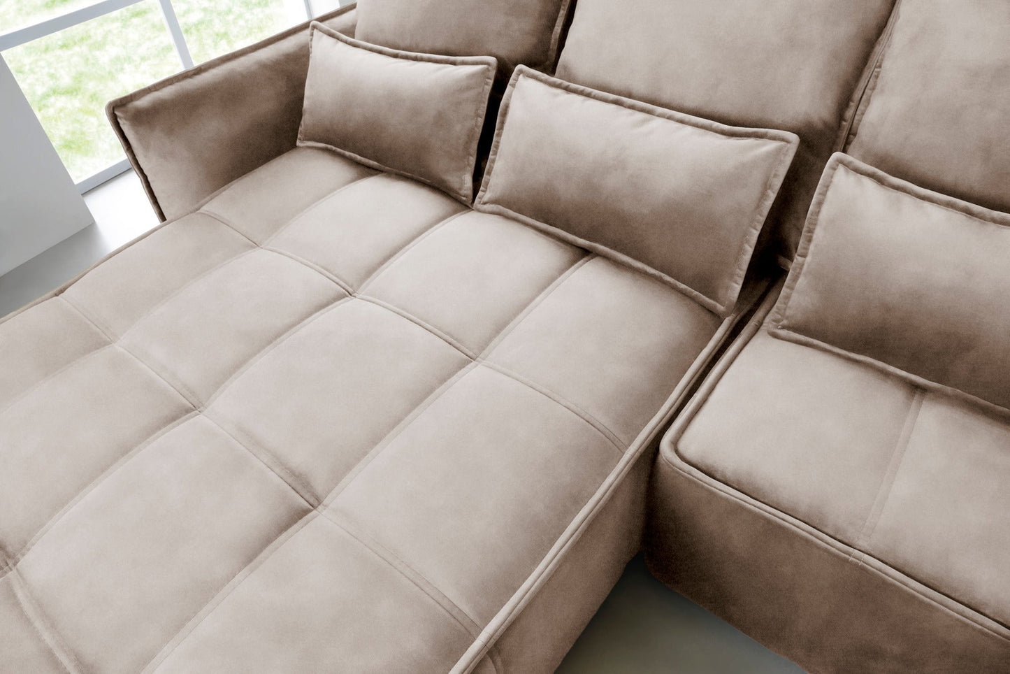 Zbliżenie pikowanego siedziska narożnika Campo Relax 20 beżowego w układzie lewym, ukazujące równomierne przeszycia i fakturę tkaniny.