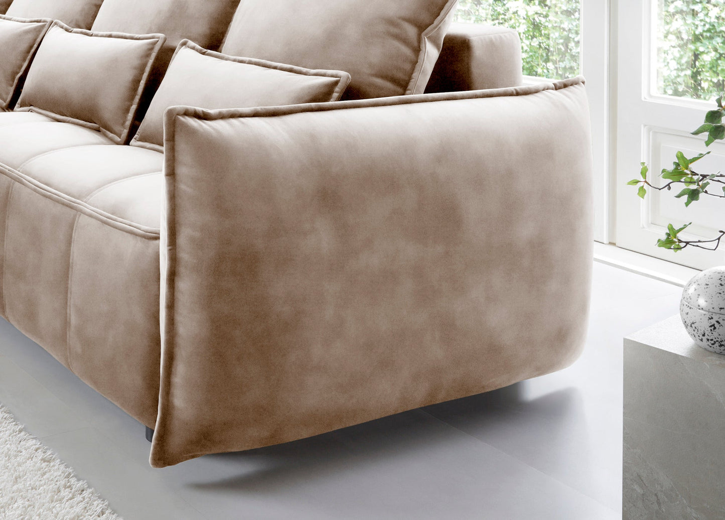 Zbliżenie lewego bocznego panelu narożnika Campo Relax 20 beżowego w układzie lewym, eksponujące miękki materiał i precyzyjne obszycie krawędzi.