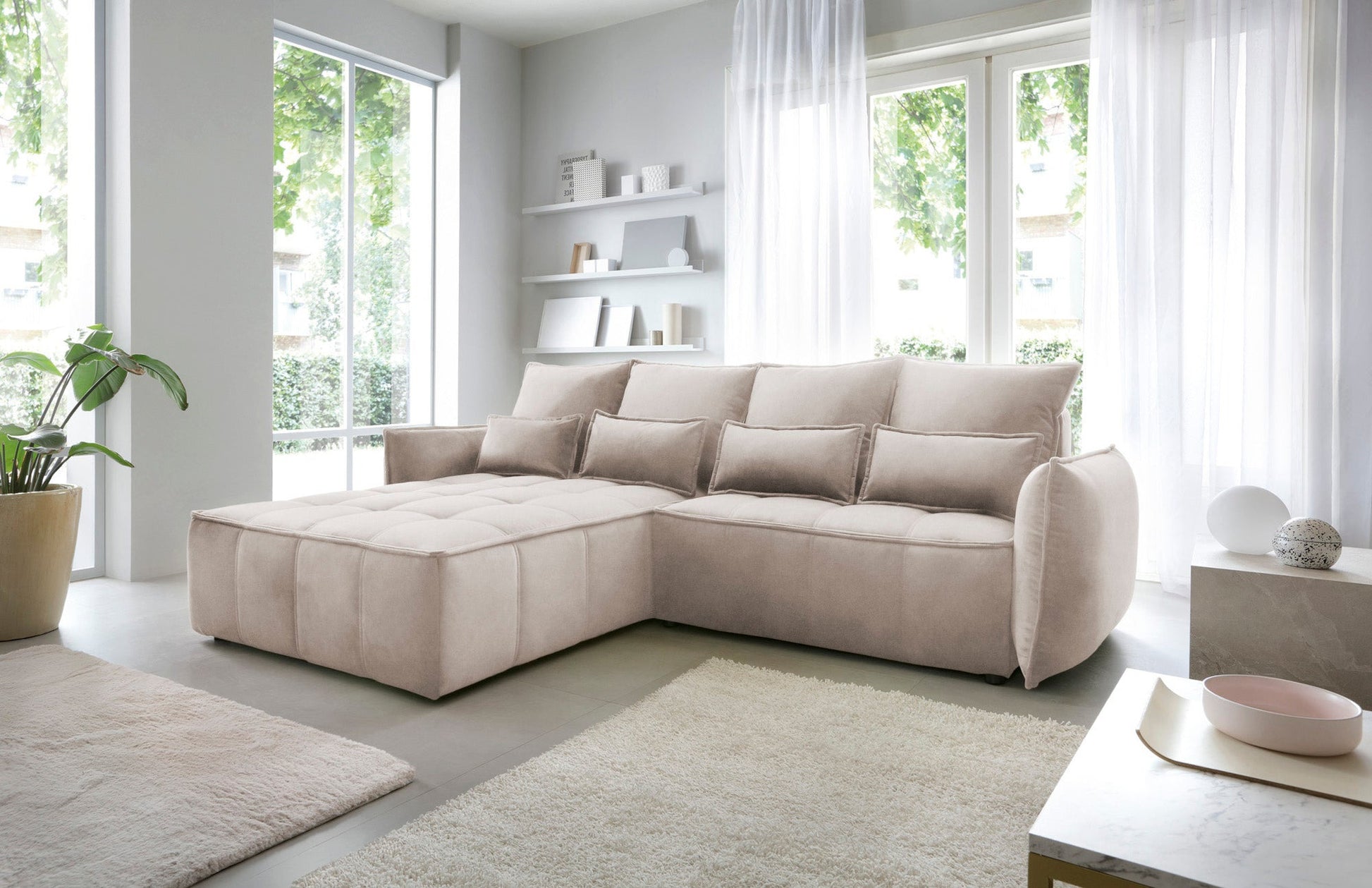 Narożnik Campo Relax 20 beżowy w układzie lewym w eleganckiej aranżacji wnętrza, z geometrycznymi poduszkami i subtelnymi dodatkami.