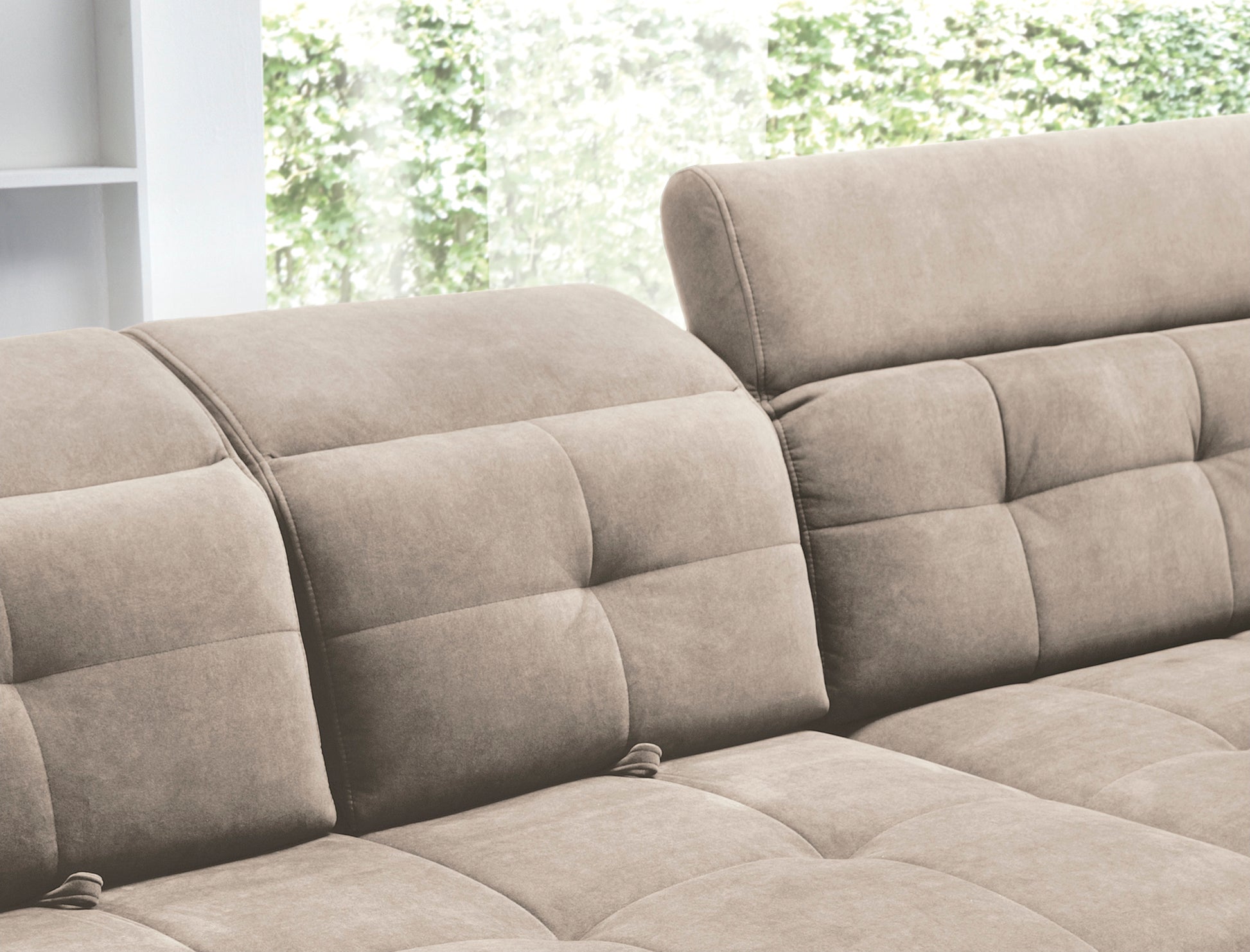 Detal pikowanego siedziska i miękkiego, zaokrąglonego podłokietnika narożnika Inferne Relax 20 beżowego w układzie prawym, ukazujący fakturę tkaniny.