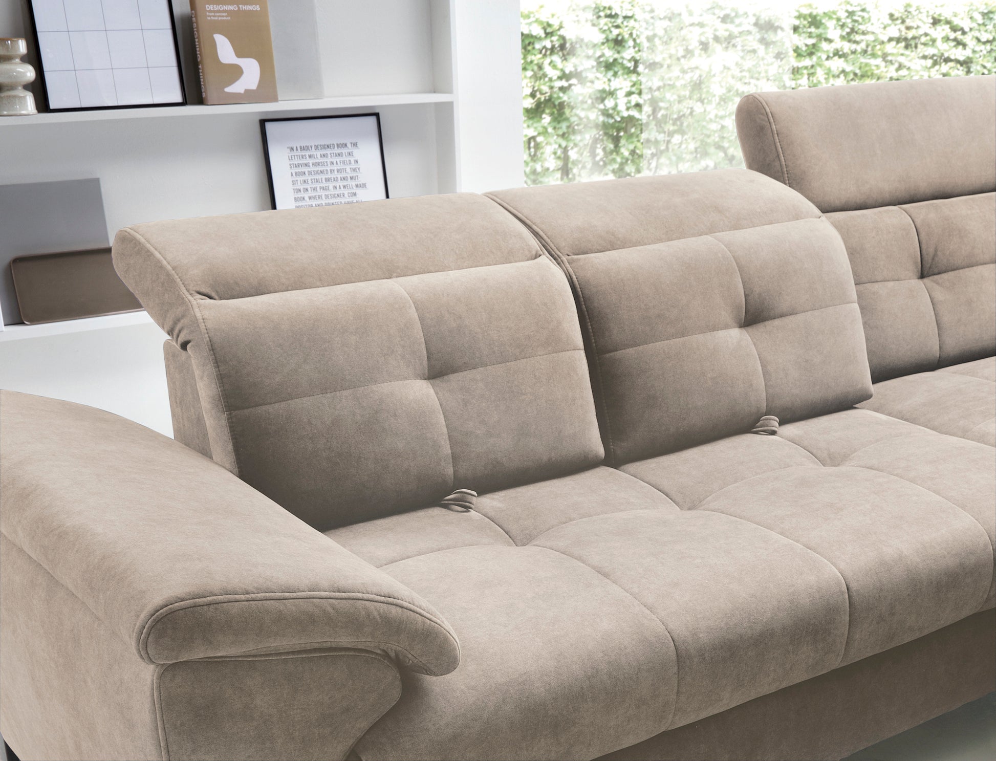 Zbliżenie na regulowane zagłówki narożnika Inferne Relax 20 beżowego w układzie prawym – jeden w pozycji leżącej, drugi uniesiony, z widocznym szwem i wypełnieniem.