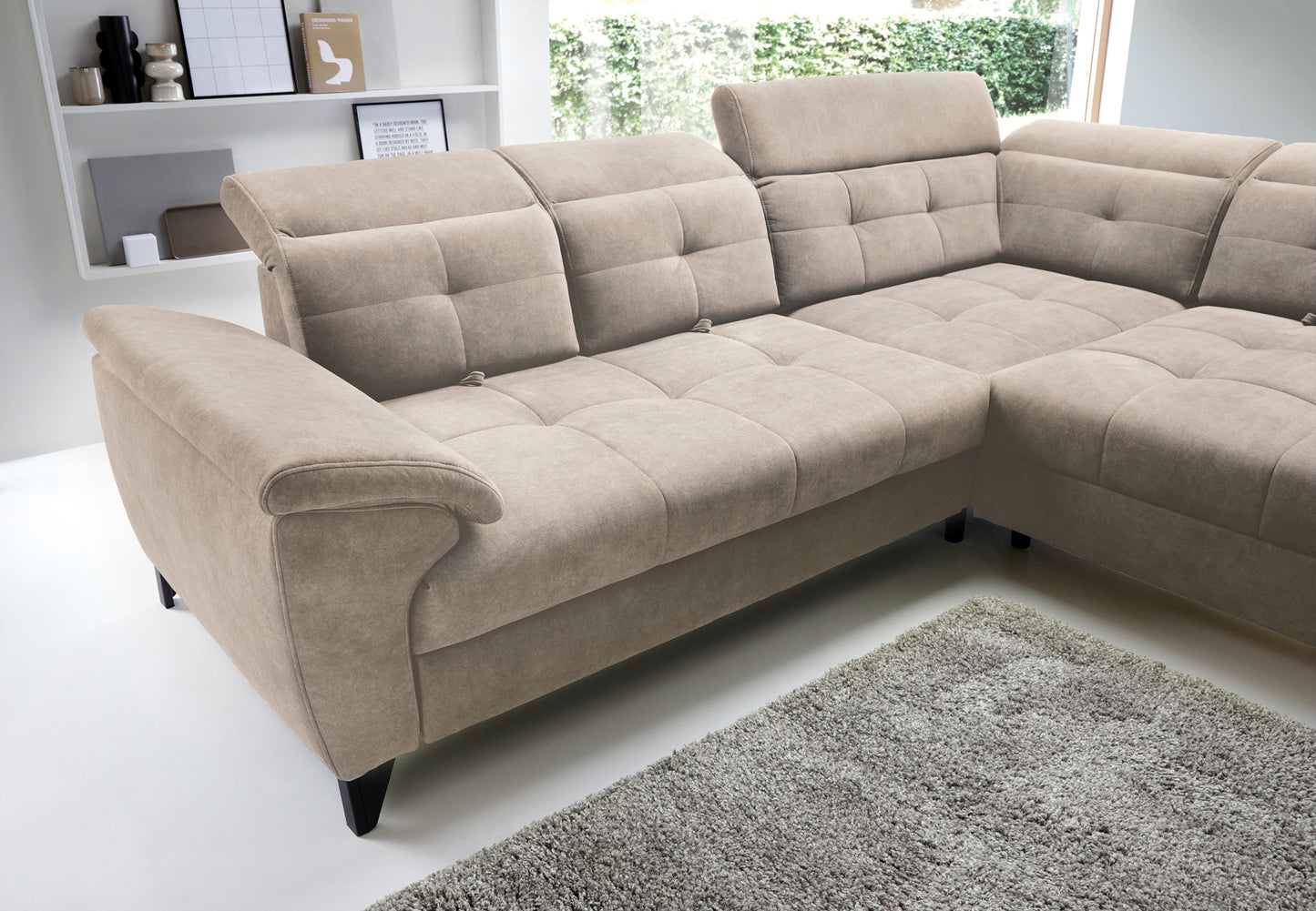 Trzy zagłówki narożnika Inferne Relax 20 beżowego w układzie prawym ustawione kolejno (opuszczone, półpodniesione, maksymalnie uniesione), pokazujące zakres regulacji oparć.