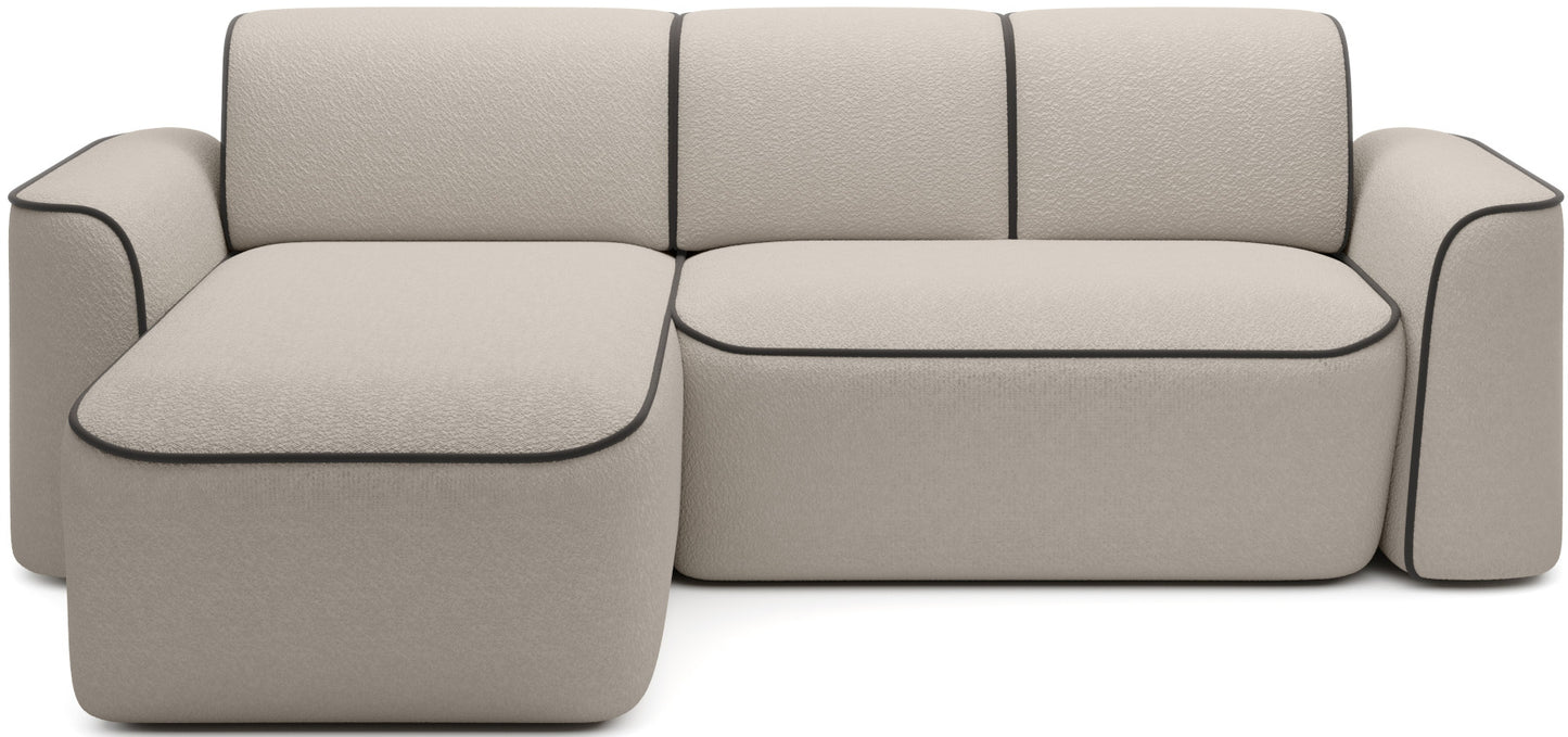 Frontowy, studyjny widok narożnika Ume w układzie lewym z szezlongiem po lewej stronie, tapicerka bouclé Royal 18 beżowy z kontrastową lamówką Velvetmat 22 brązowy.