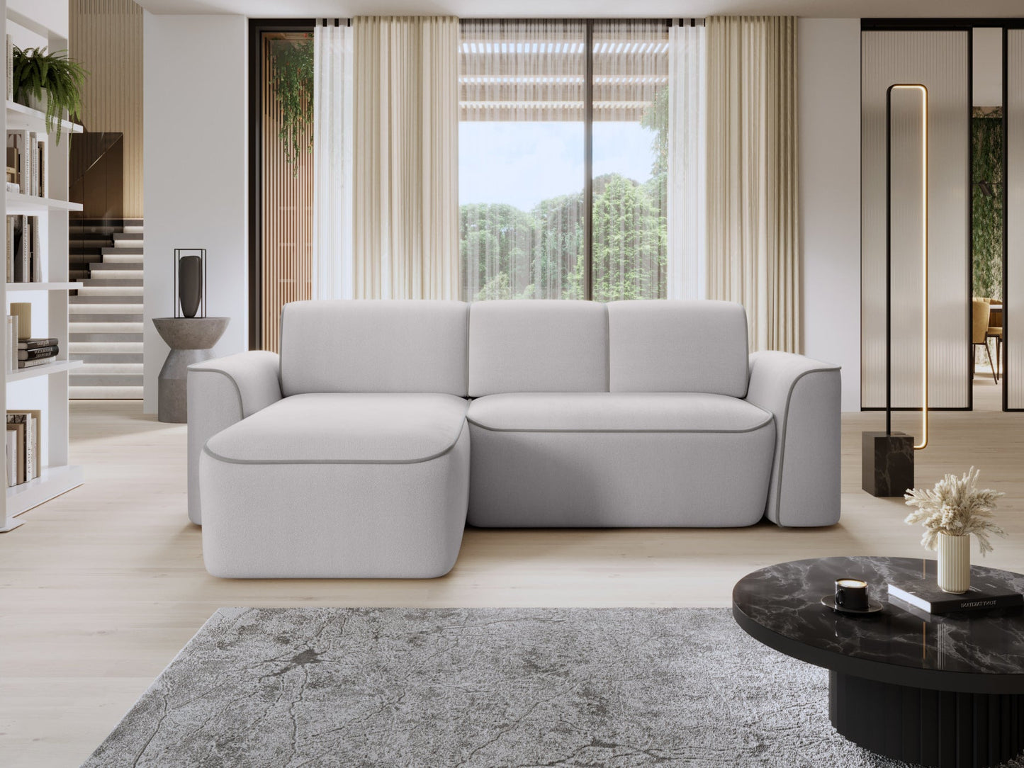 Narożnik Ume Amore 03 beżowy z lamówką Paros 05 jasnoszarą w układzie lewym, ustawiony w przestronnym, jasnym salonie przy dużym oknie.