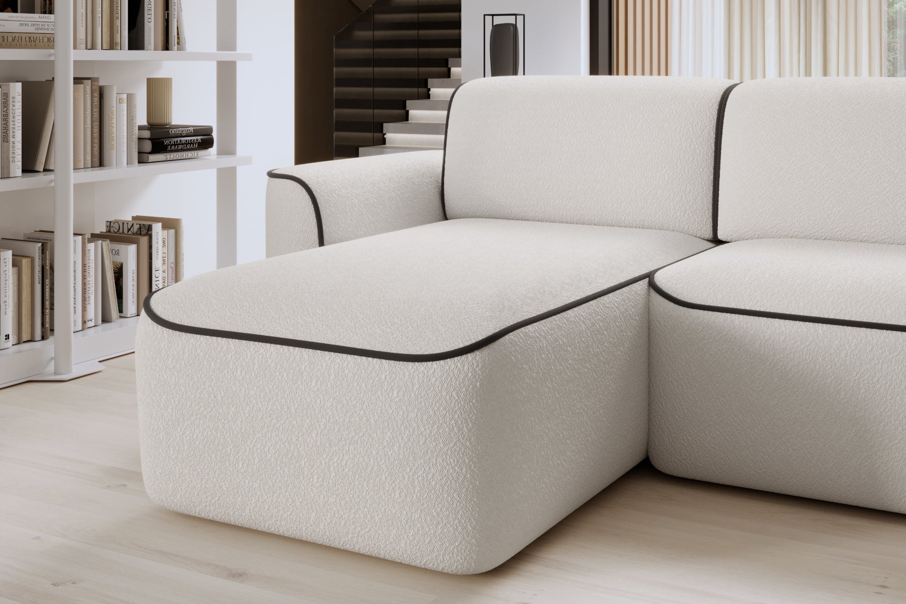 Zbliżenie na oparcie oraz lewy bok narożnika Ume we wnętrzu, tapicerka bouclé Royal 01 z kontrastową lamówką Velvetmat 22.