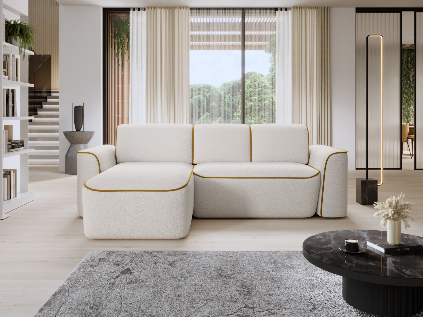 Narożnik Ume lewostronny w eleganckim salonie z dużym oknem, drewnianą podłogą i subtelną żółtą lamówką na białej tapicerce.