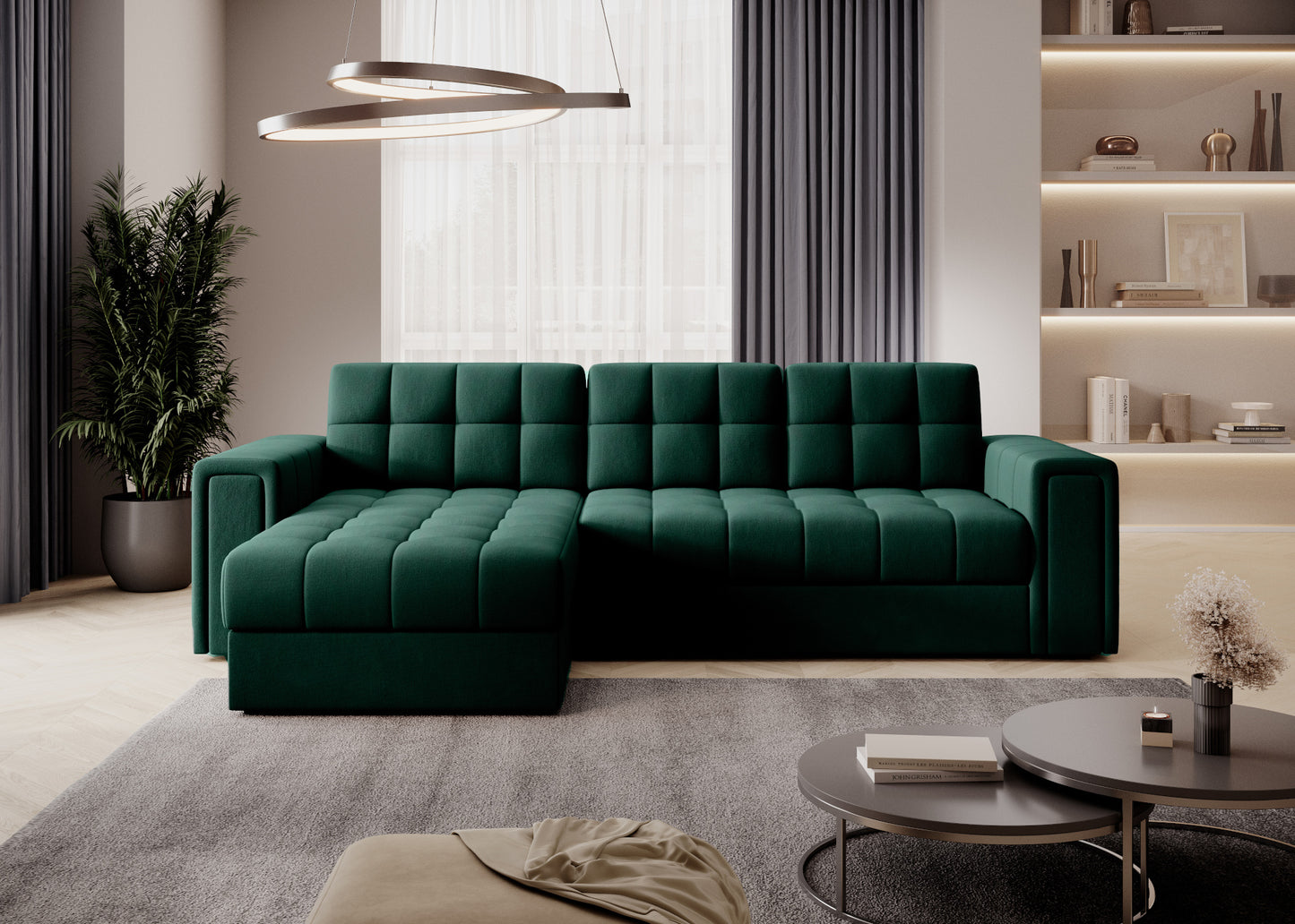 Narożnik Blenvi w zielonej tkaninie Lukso 35 ustawiony w nowoczesnym salonie, na tle zasłon i regału z podświetleniem LED.