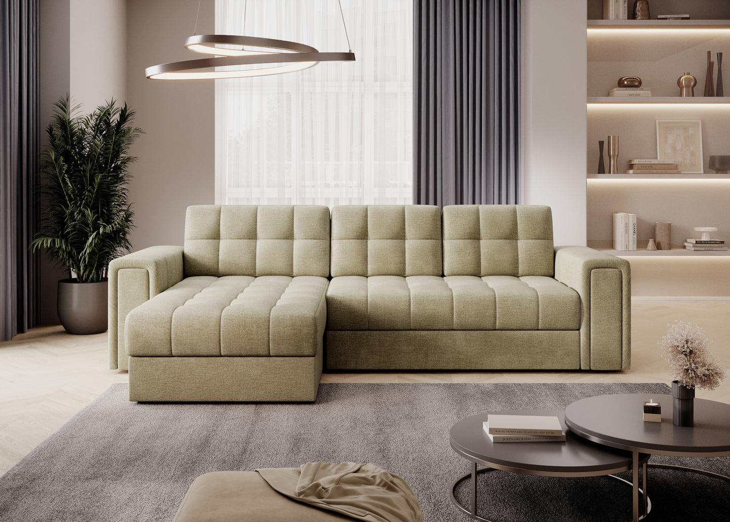 Narożnik Blenvi w tkaninie Monolith 04 beżowy ustawiony w eleganckim salonie z oknem, zasłonami i półką z dekoracjami.