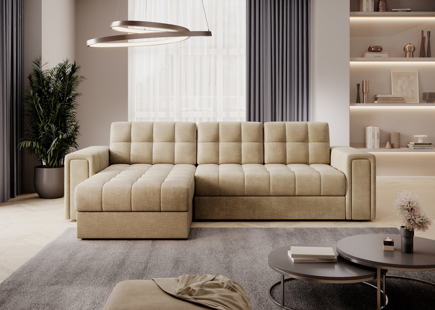 Beżowa sofa narożna z pikowanym siedziskiem w nowoczesnym salonie, elegancka aranżacja z regałem, zasłonami i oświetleniem LED.