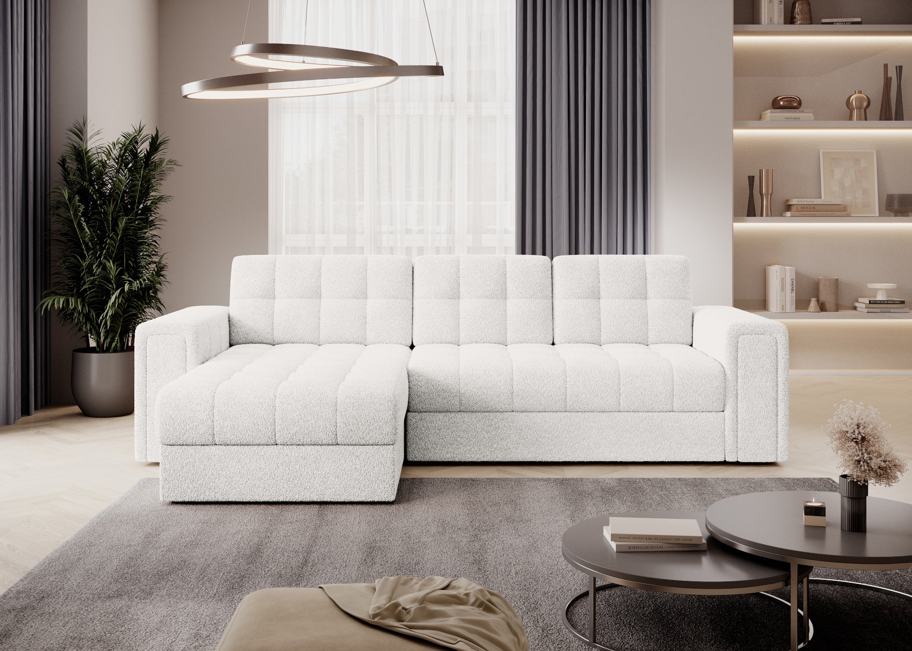 Sofa narożna w tkaninie bouclé Royal 01 biały w nowoczesnym salonie z zasłonami, regałem i oświetleniem LED.