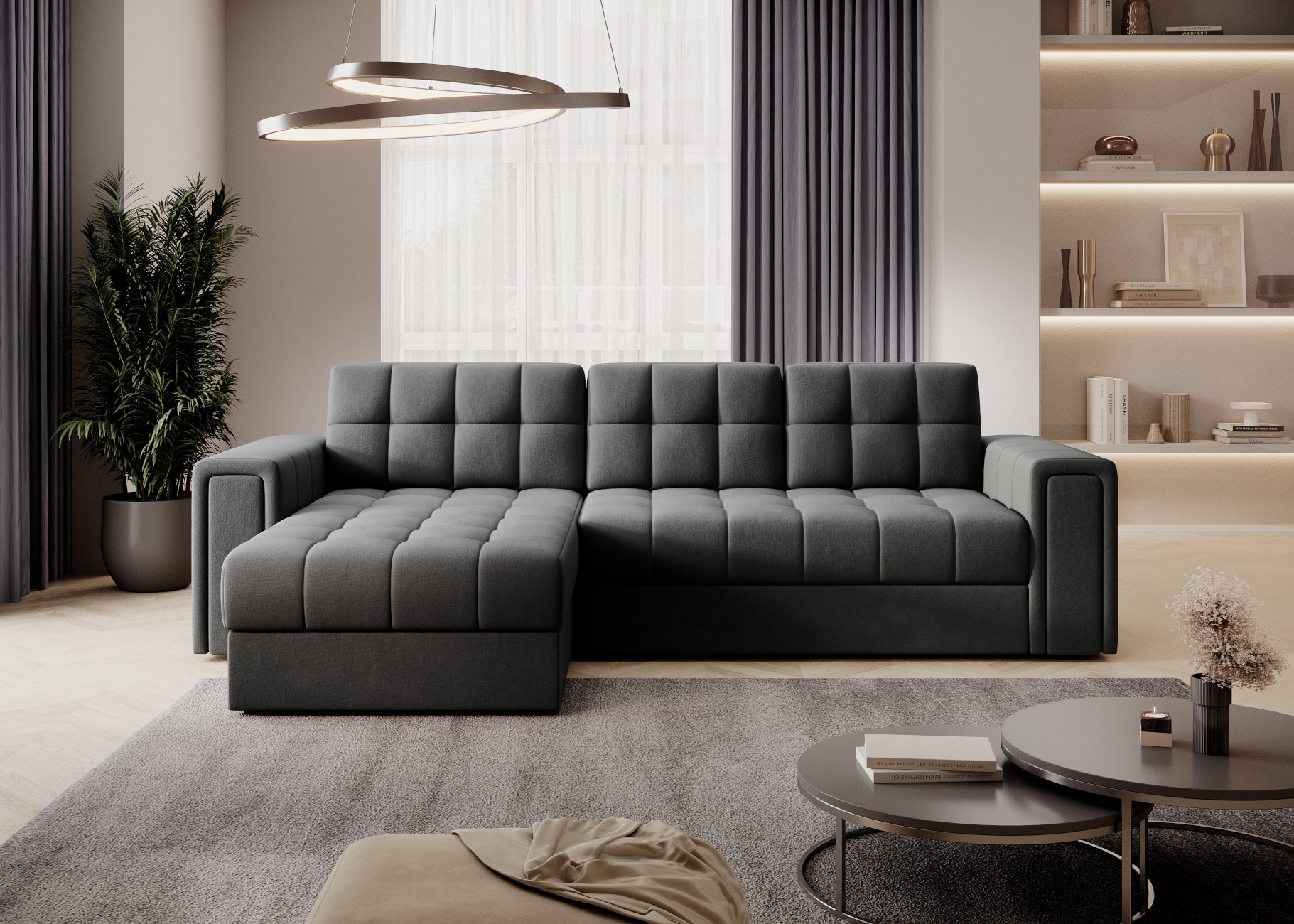 Sofa narożna w tkaninie Sola 06 szary z pikowanym siedziskiem, nowoczesny salon z regałem, zasłonami i oświetleniem sufitowym LED.