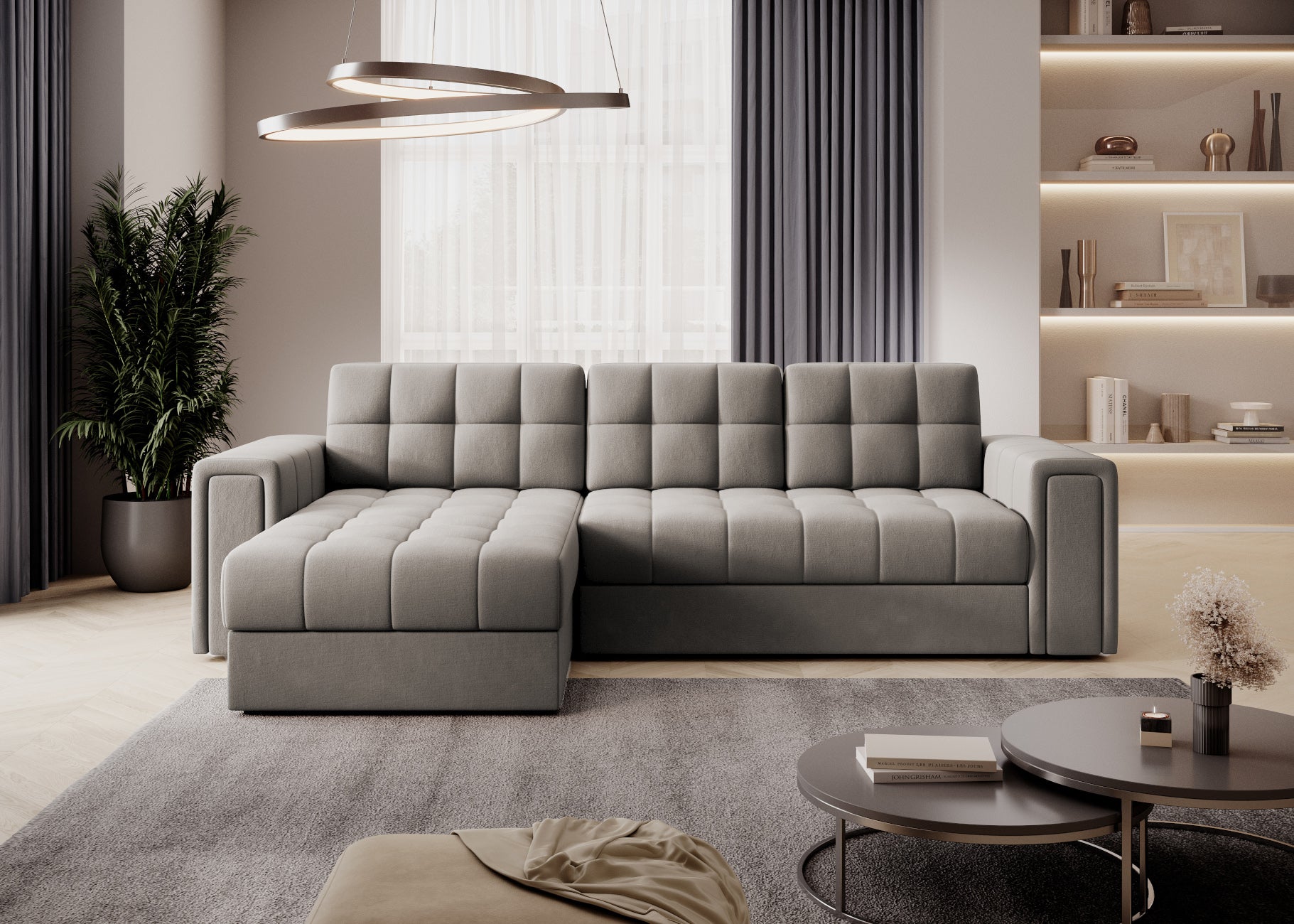 Sofa narożna w tkaninie Sola 18 beżowy z pikowanym siedziskiem, ustawiona w eleganckim salonie z zasłonami i oświetleniem LED.