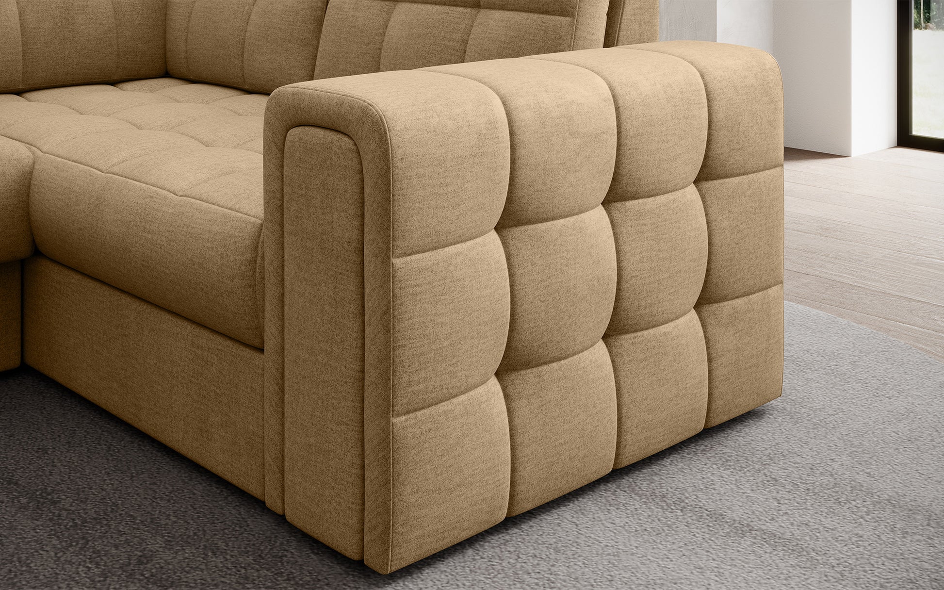 Zbliżenie podłokietnika narożnika Blewett w jasnobrązowym kolorze z eleganckim pikowaniem. Solidne wykończenie i komfortowy design mebla do salonu.