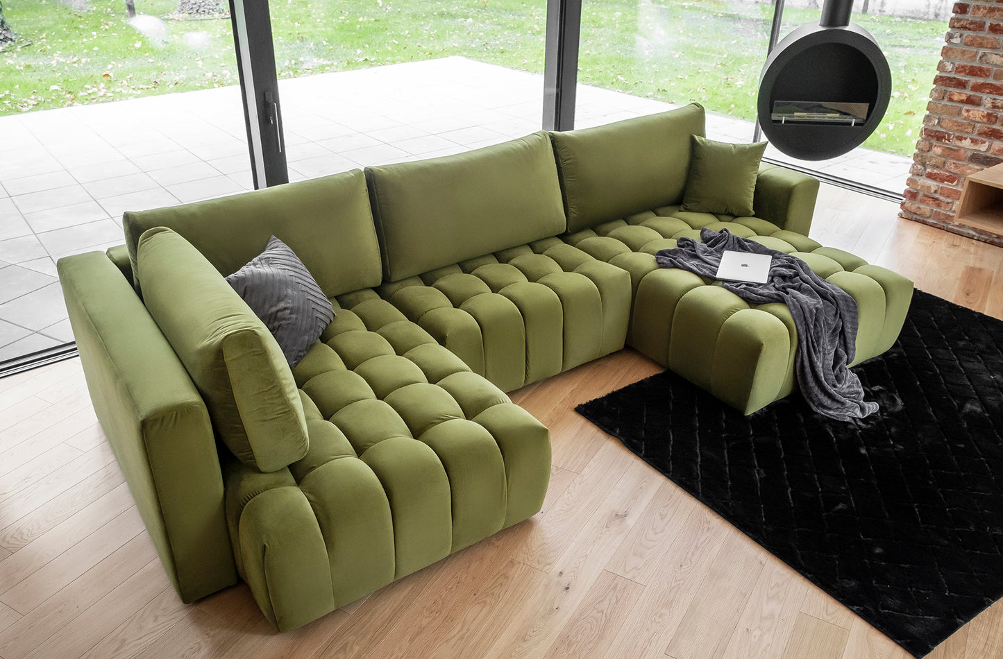 Narożnik Bonito w tkaninie Loco 33 jasnozielony, modułowa sofa narożna w kształcie U widziana z góry w nowoczesnym salonie



