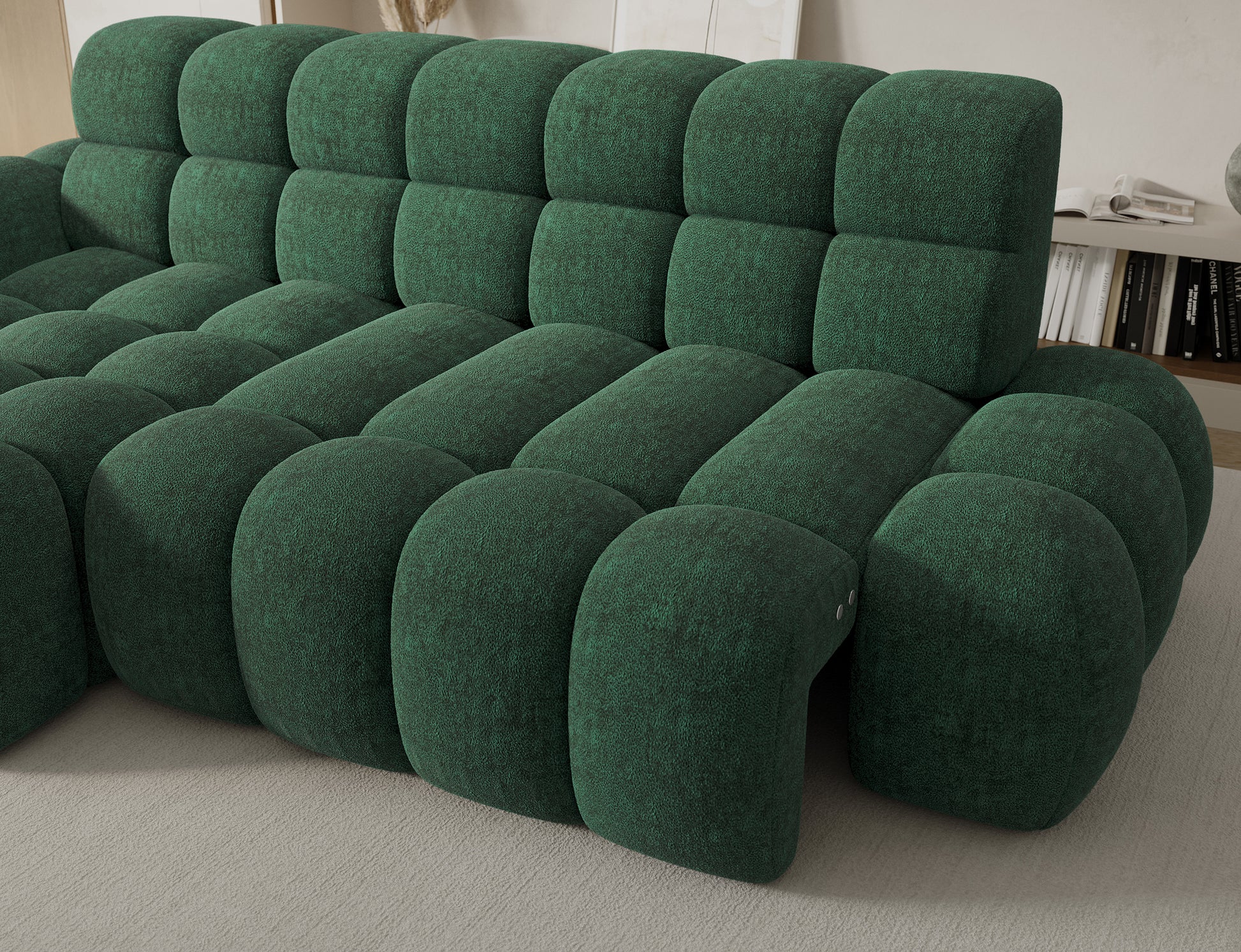 Mięsiste, głęboko pikowane siedzisko Ceedro Amore 35 w odcieniu butelkowej zieleni gwarantuje maksymalny komfort wypoczynku.