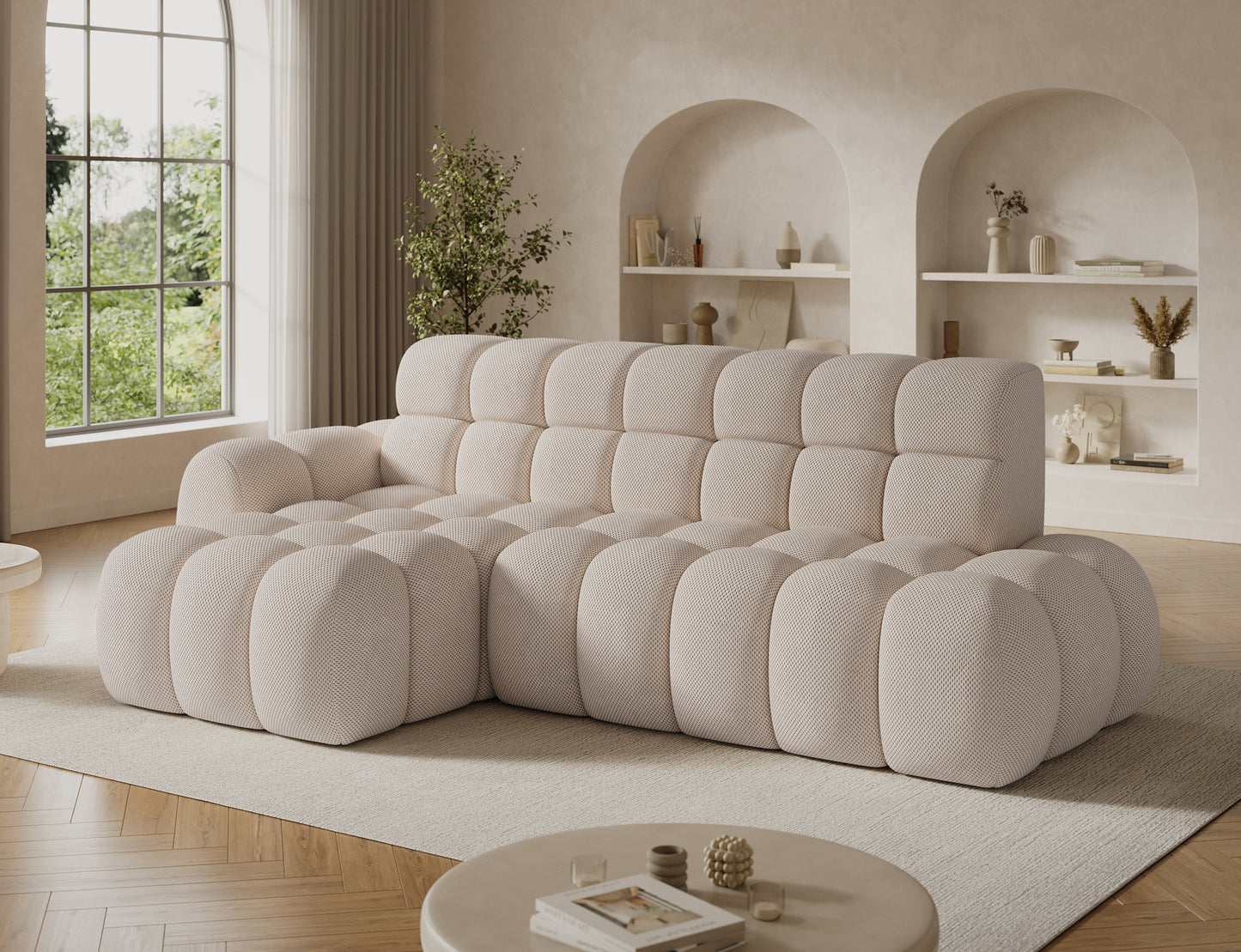 Beżowy narożnik Ceedro z funkcją Relax w jasnym salonie z wnękami – nowoczesny design i komfort w stylowej aranżacji.