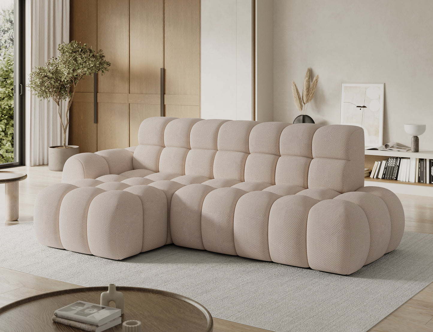 Beżowy narożnik Ceedro z funkcją Relax w eleganckim salonie – komfortowy design w przytulnym, nowoczesnym wnętrzu.