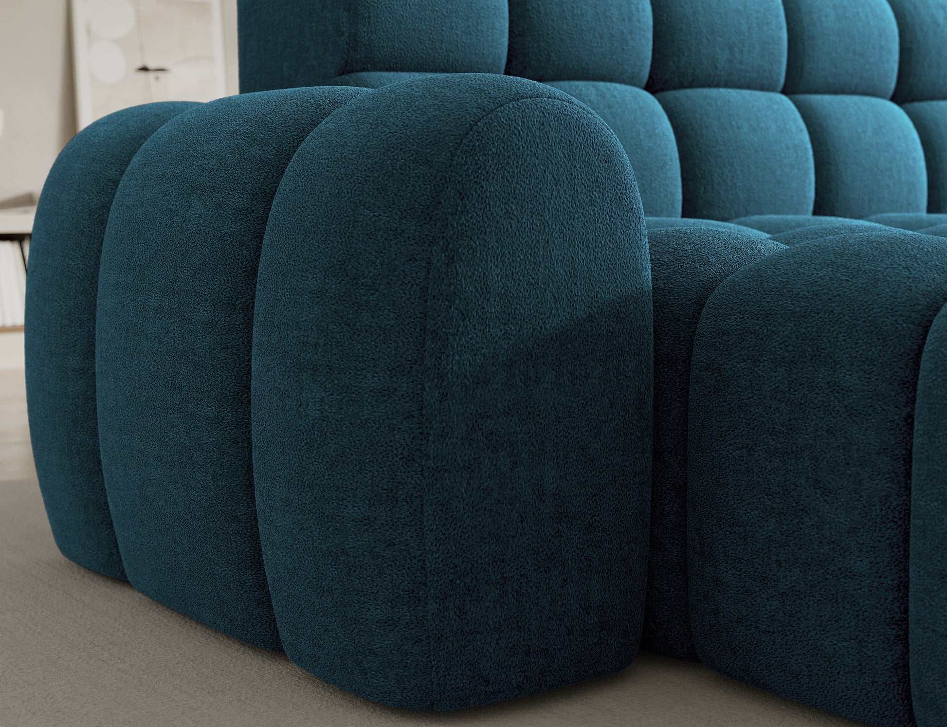 Wyprofilowany bok narożnika Ceedro w tkaninie Amore 40 – miękkość, ergonomia i elegancka forma w jednym.