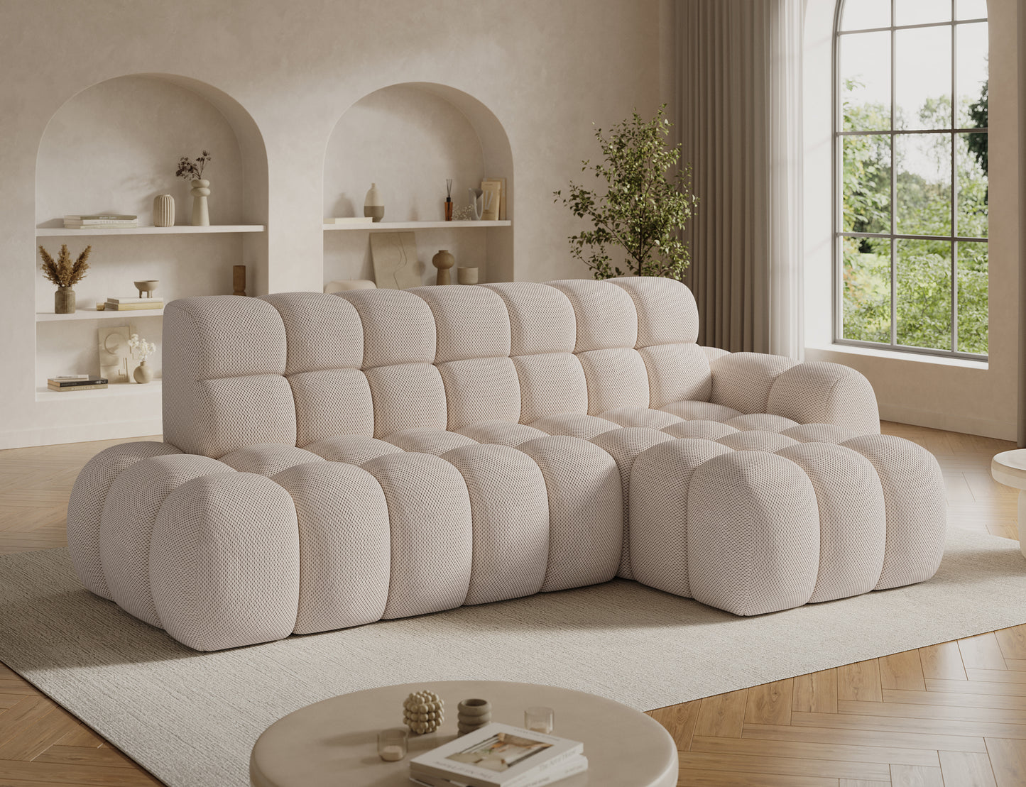 Narożnik Ceedro prawostronny z funkcją Relax w eleganckim salonie – stylowy mebel w jasnej, harmonijnej aranżacji z łukowymi wnękami.