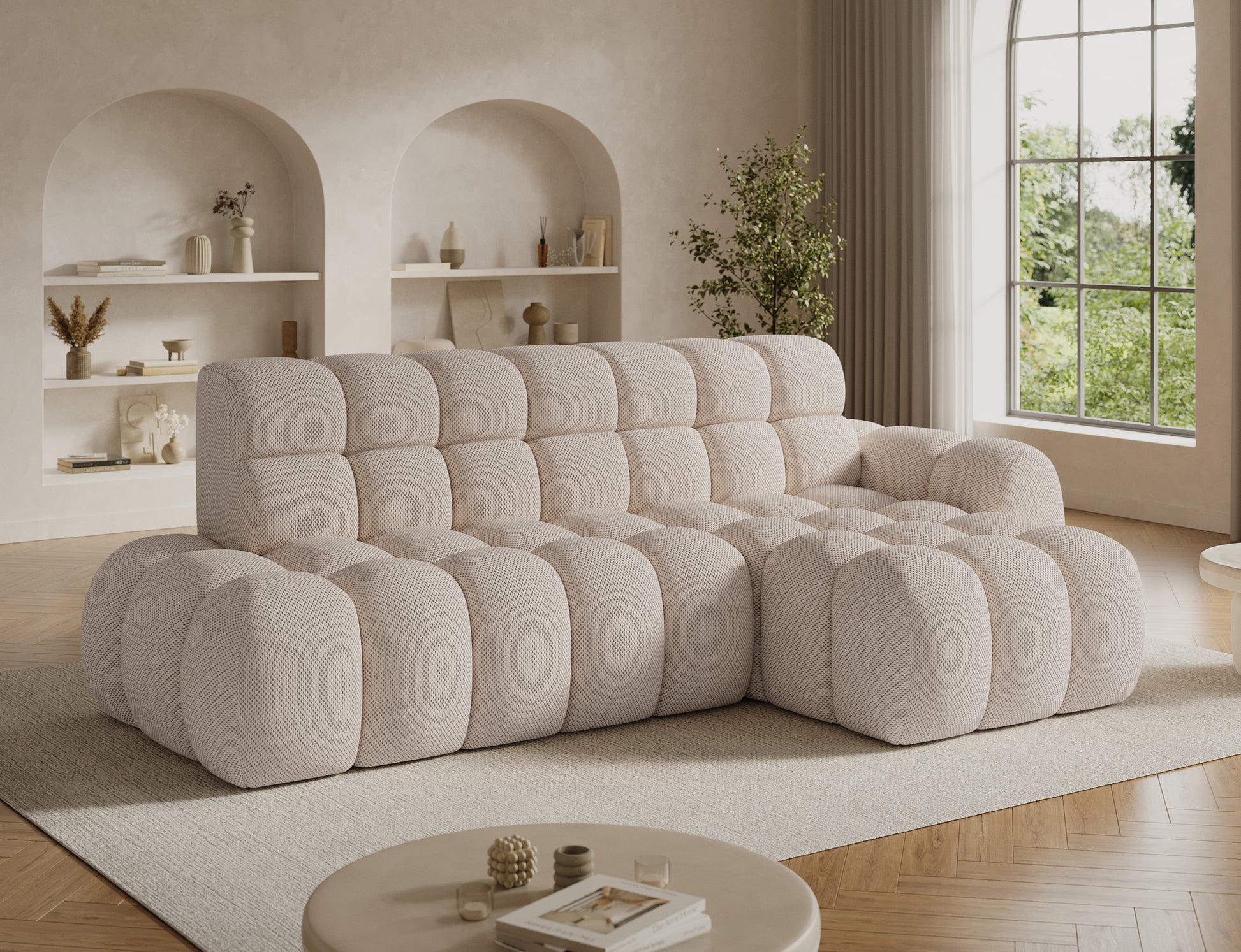 Narożnik Ceedro prawostronny z funkcją Relax w eleganckim salonie – stylowy mebel w jasnej, harmonijnej aranżacji z łukowymi wnękami.