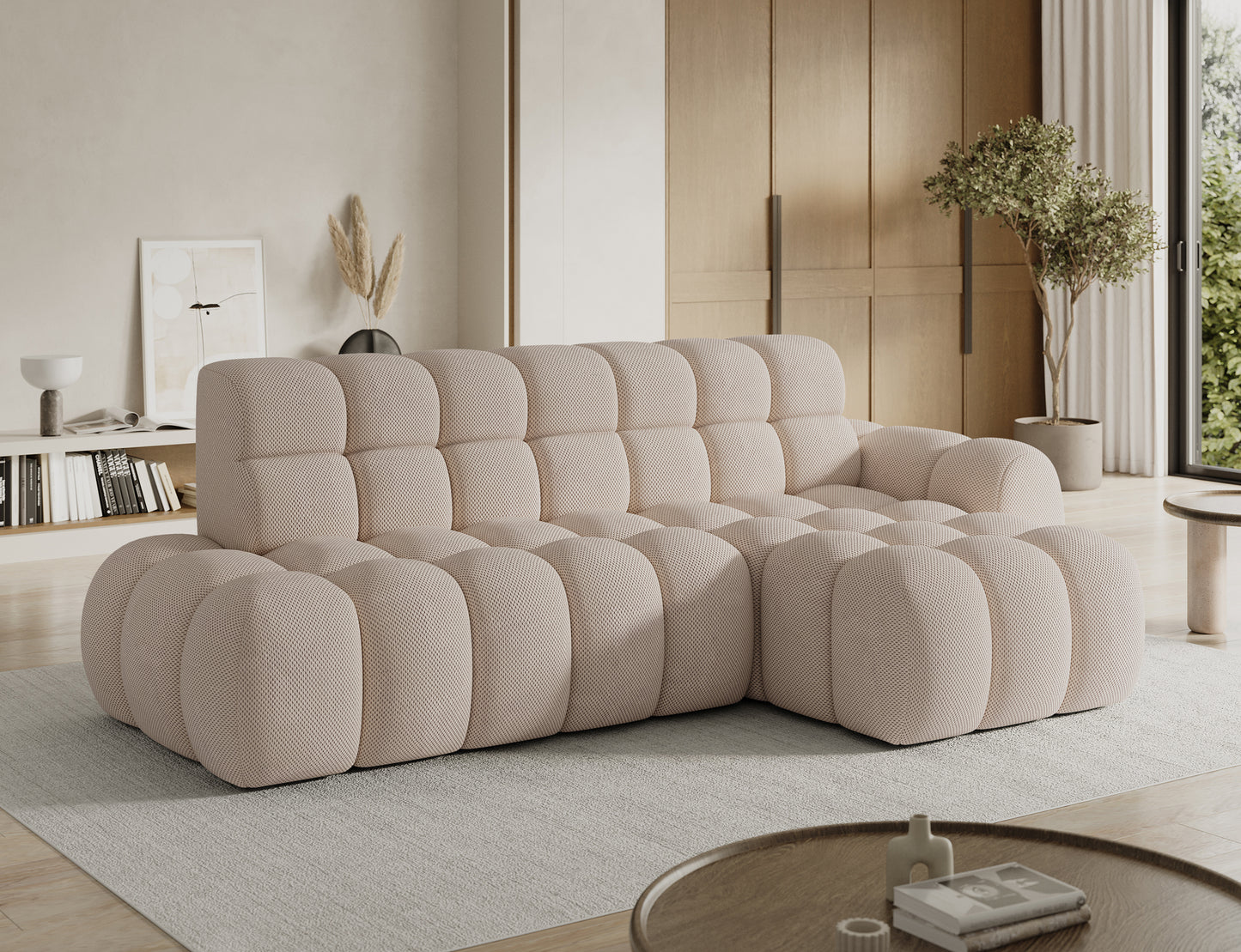 Narożnik Ceedro prawostronny z funkcją Relax w jasnym salonie – beżowy design, miękkie pikowanie i nowoczesna forma wypoczynku.