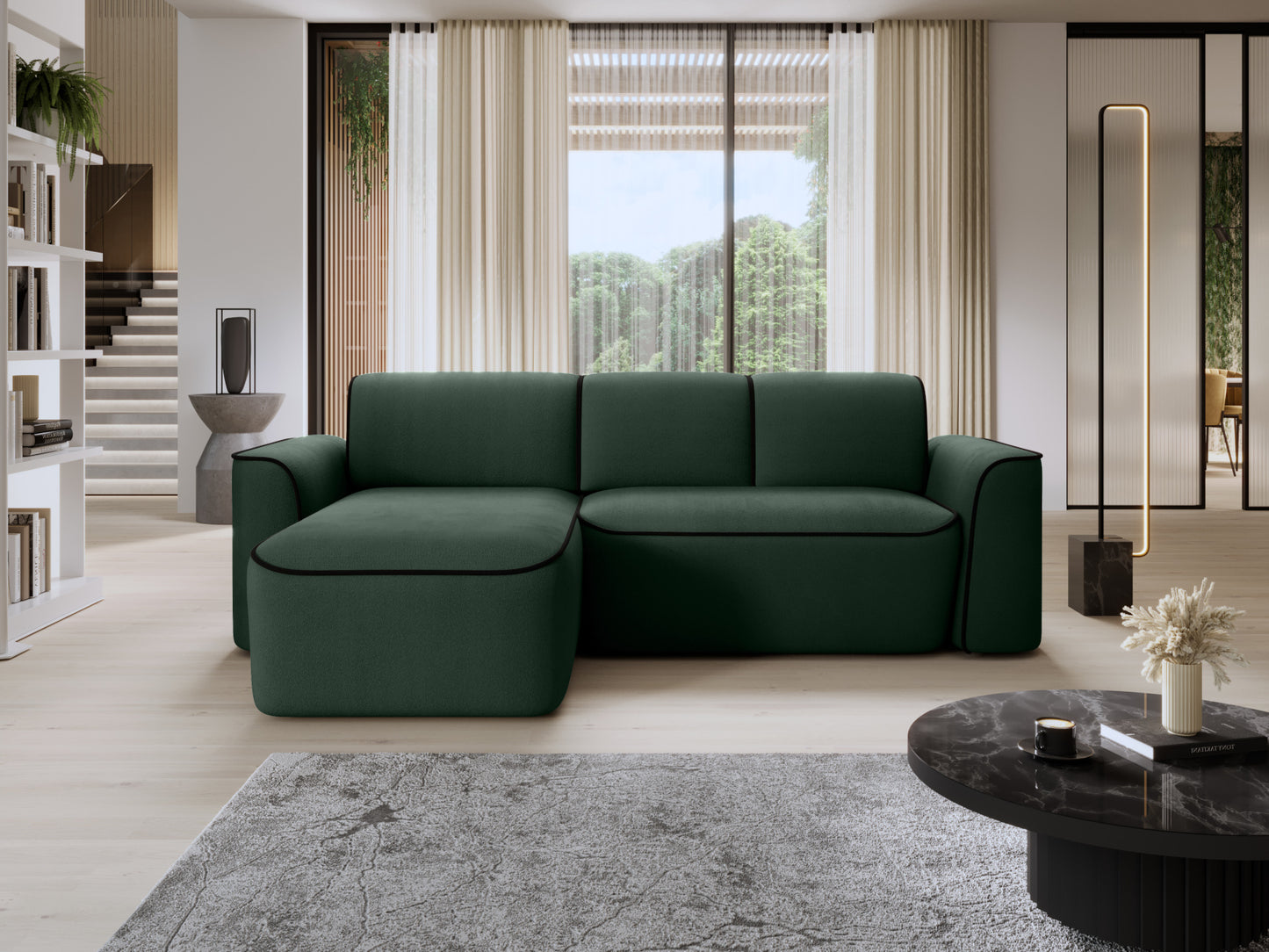 Narożnik Ume w układzie lewym w Amore 35 ciemnozielonym z lamówką Velvetmat 10 czarną, w nowoczesnym salonie przy dużym oknie.