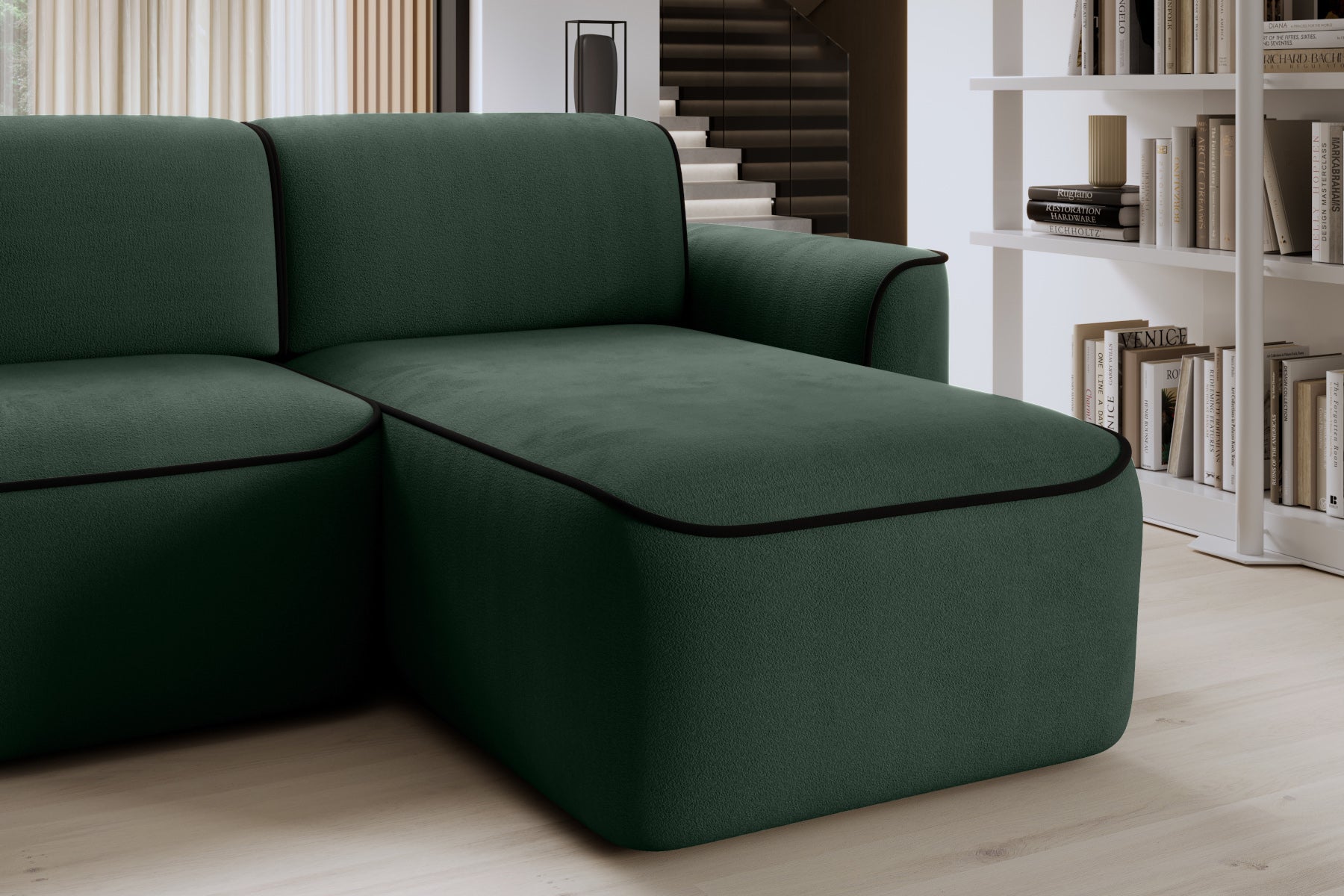 Zbliżenie na siedzisko szezlongu narożnika Ume w Amore 35 ciemnozielonym z lamówką Velvetmat 10 czarną, w tle regał z książkami.