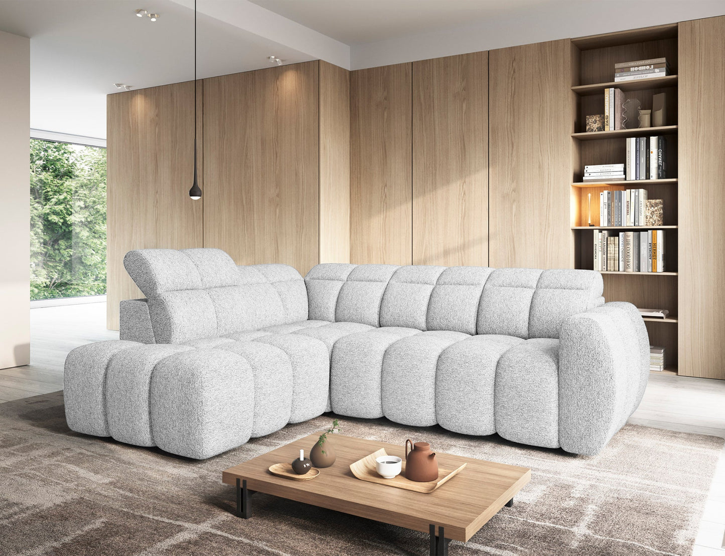 Narożnik Falconn lewostronny w tkaninie Coralline 01 na tle drewnianej zabudowy, w nowoczesnym salonie z niskim stolikiem.