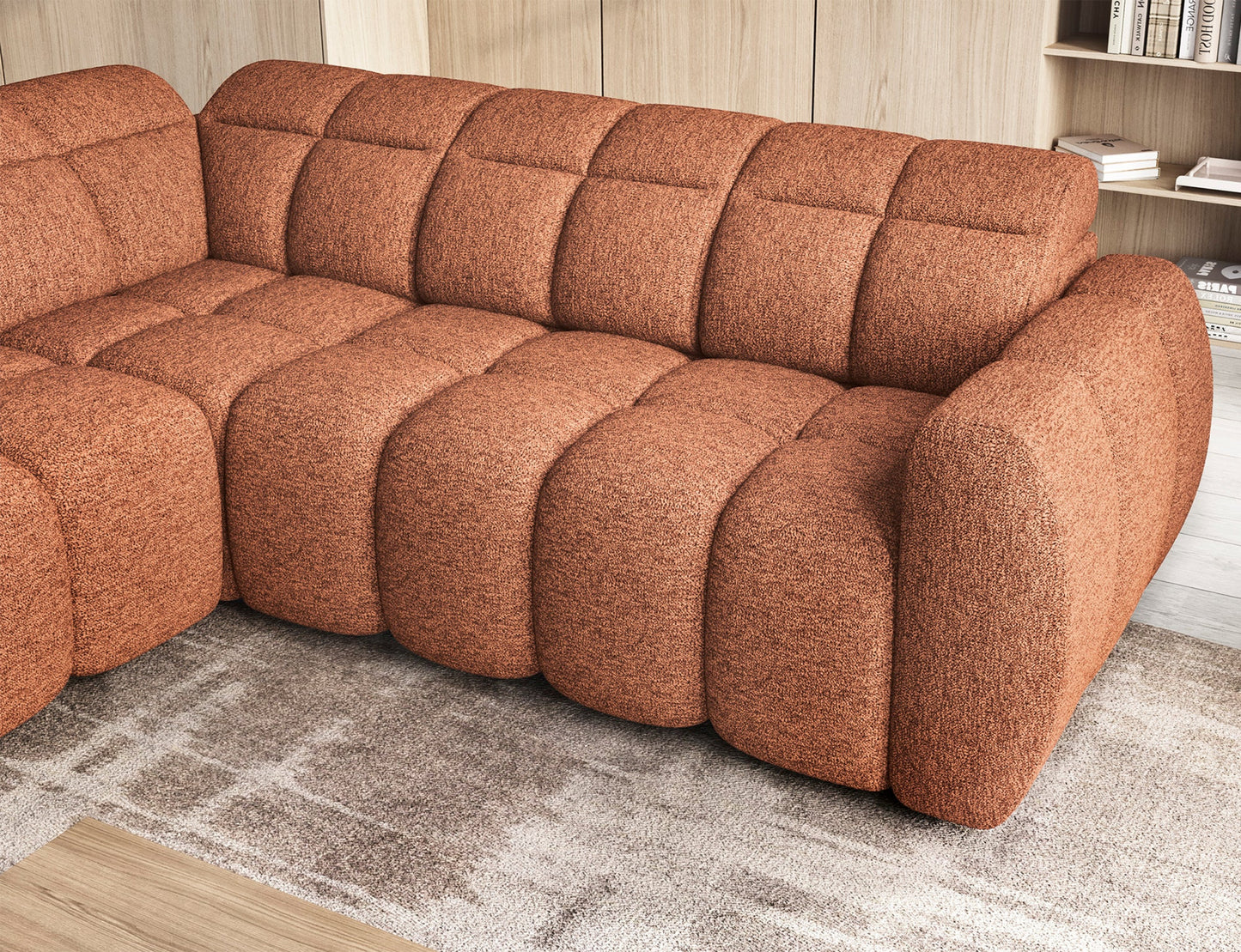 Narożnik Falconn w tkaninie Coralline 30 w kolorze ceglanym – zbliżenie na wsunięte siedzisko i detale przeszyć w aranżacji salonu.