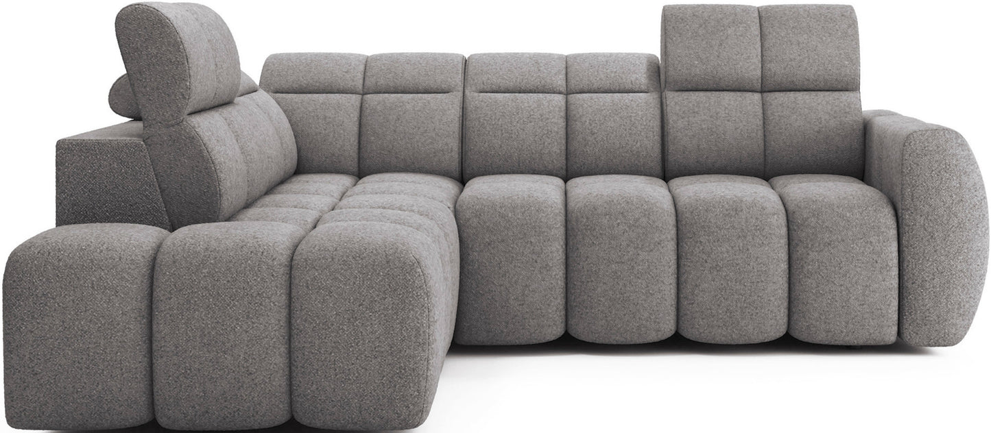 Narożnik Falconn w tkaninie Paolli 04, jasnoszary, ujęcie od frontu, z wygodnym siedziskiem i podnoszonymi zagłówkami.