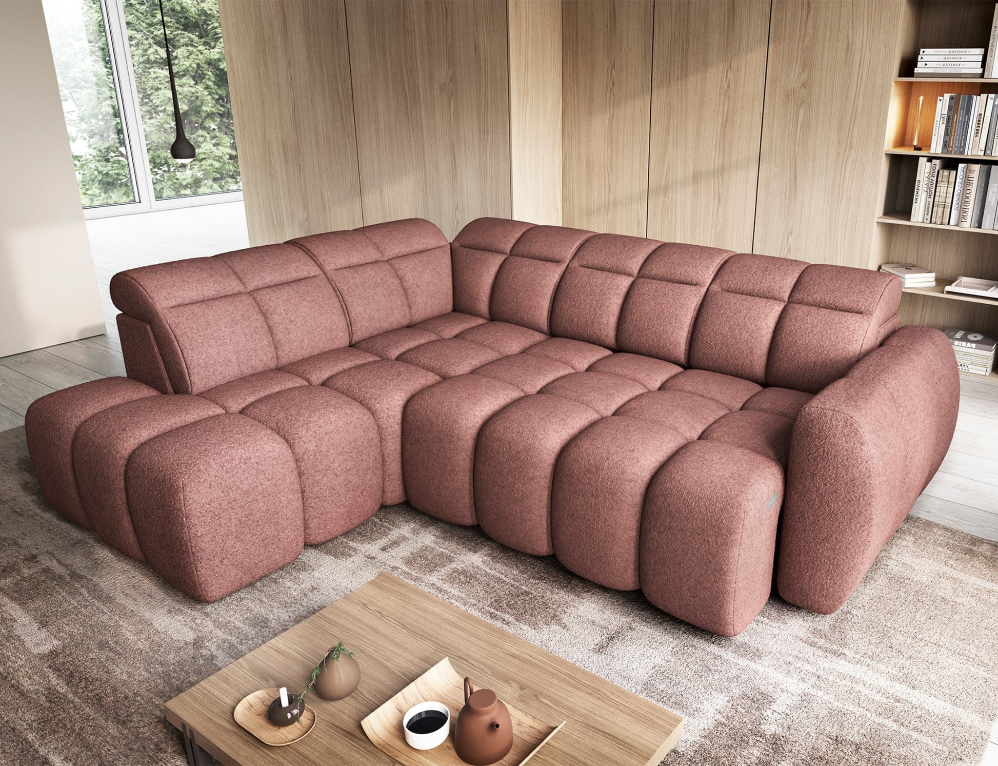 Narożnik Falconn Paolli 24 w różowej tkaninie, z miękkimi siedziskami i oparciami, w eleganckim salonie z jasnym drewnem i nowoczesnym designem.