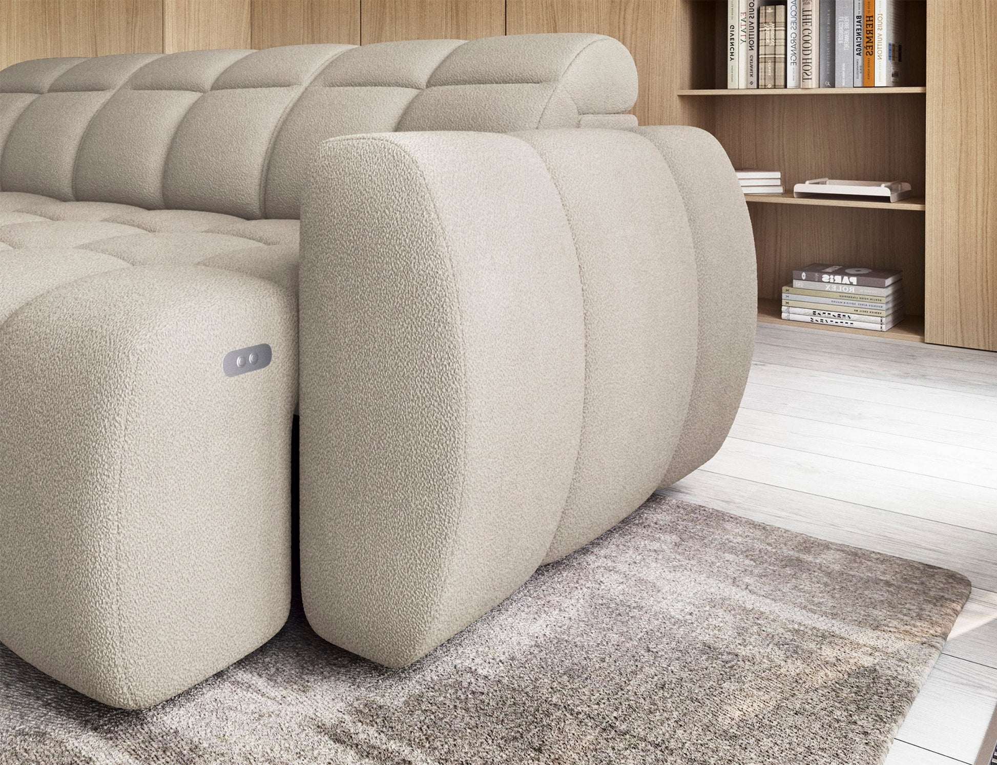 Zbliżenie na boczek narożnika Falconn Royal 18 w beżowej tkaninie, widoczny przycisk sterujący i zaokrąglony kształt nowoczesnego podłokietnika.