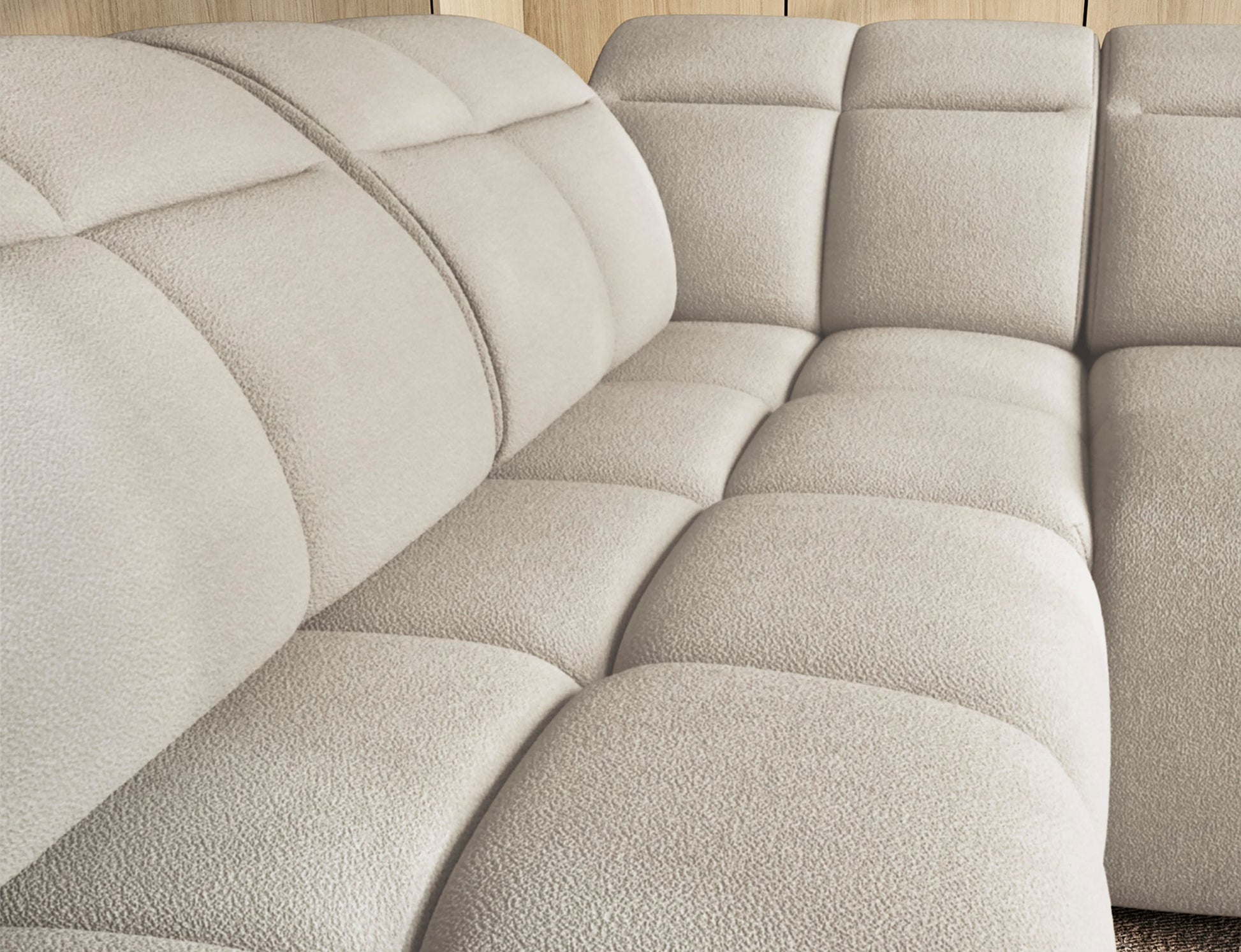 Zbliżenie na siedzisko narożnika Falconn Royal 18 w beżowej tkaninie, widoczne miękkie poduszki z subtelnym przeszyciem.