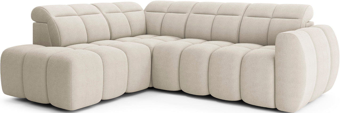 Beżowy narożnik Falconn Royal 18 o zaokrąglonych kształtach i pikowanej tapicerce, widok z boku na całe bryłę na białym tle.