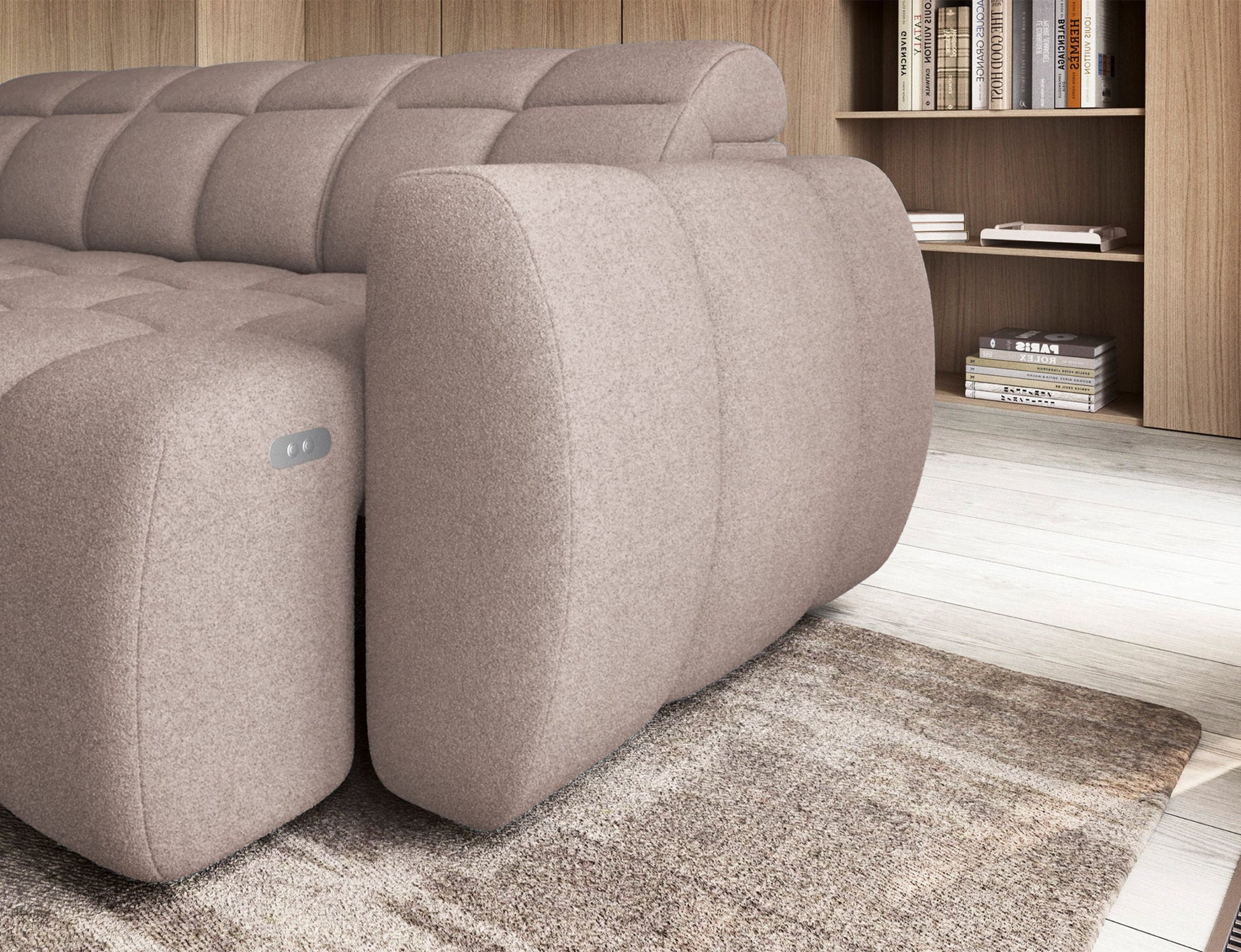 Ciemnobeżowy boczek narożnika Falconn Xillar 20 z widocznym panelem sterującym funkcją relaksu, nowoczesne wnętrze z regałem i jasną podłogą.