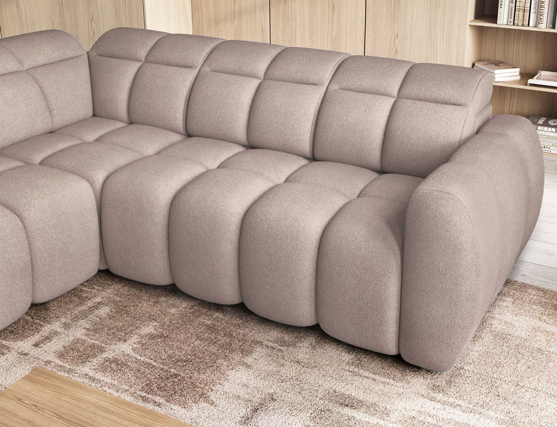 Ciemnobeżowy narożnik Falconn Xillar 20 z wsuniętym siedziskiem, nowoczesne pikowania, wnętrze z jasną podłogą i drewnianą zabudową w tle.