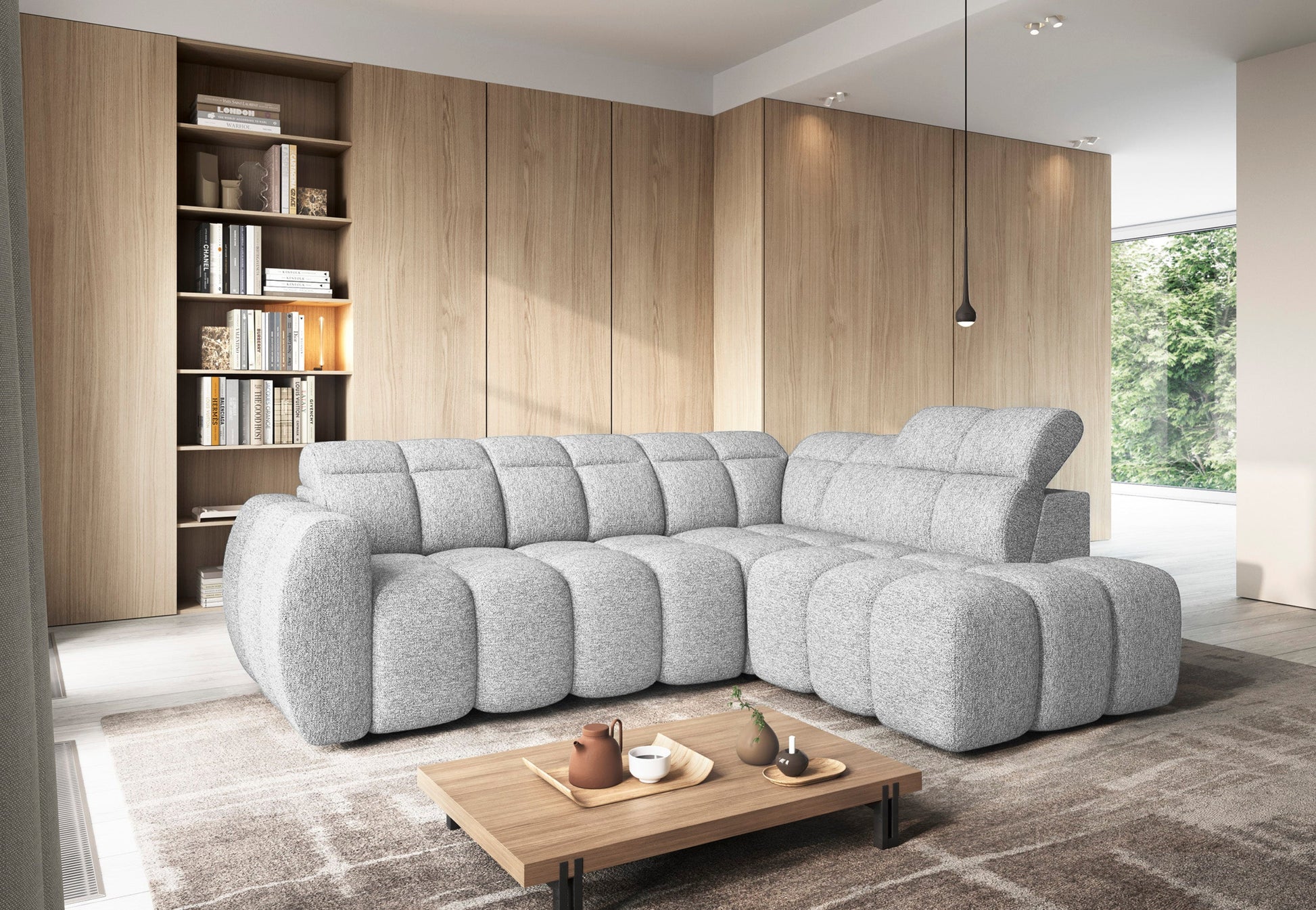 Narożnik Falconn w białej tkaninie Coralline 01, widok w nowoczesnym salonie, z podniesionym zagłówkiem i drewnianym stolikiem w pierwszym planie.