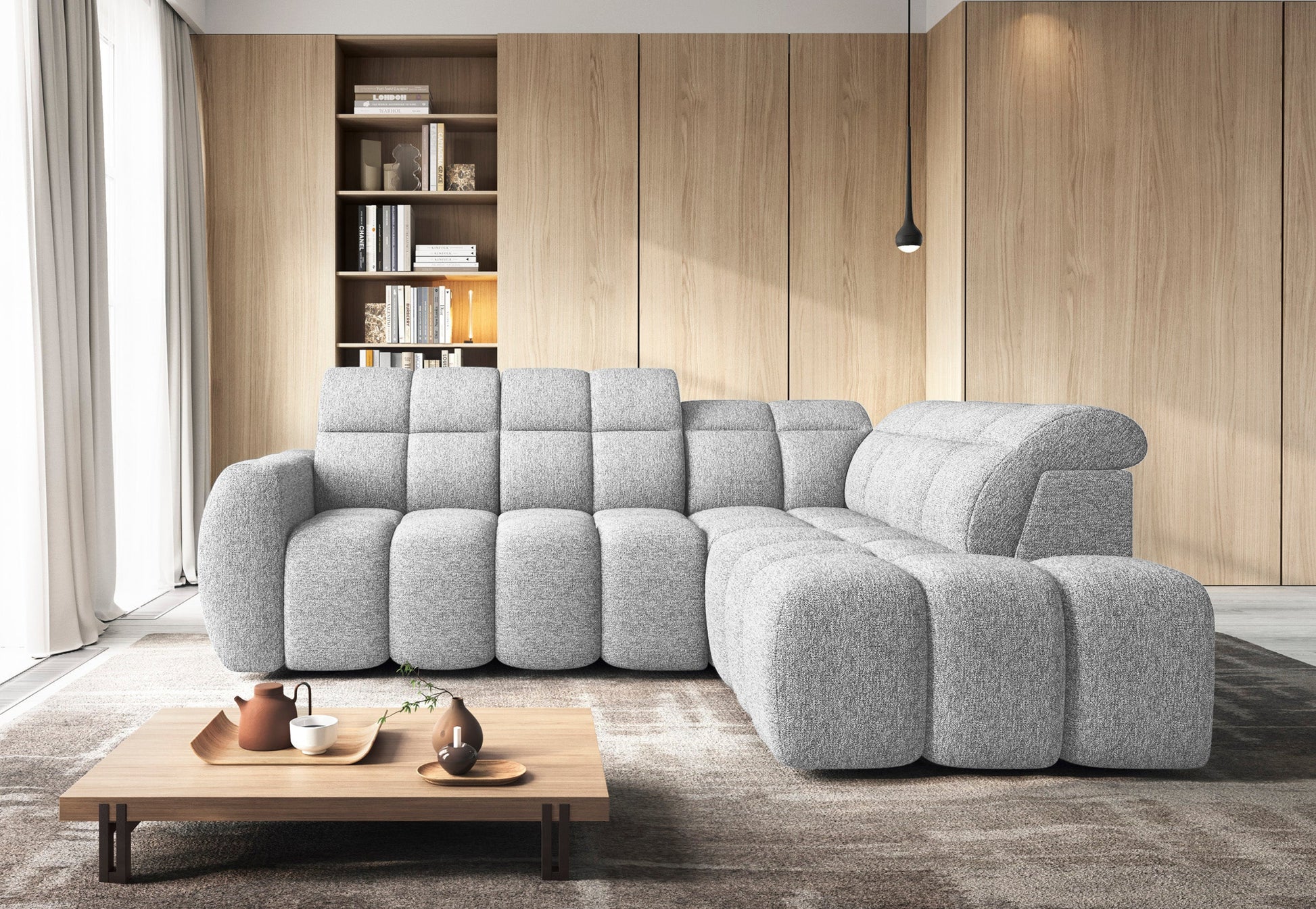 Narożnik Falconn Coralline 01 biały w salonie, widok z przodu i prawego boku, zagłówki w pozycji dolnej i górnej.