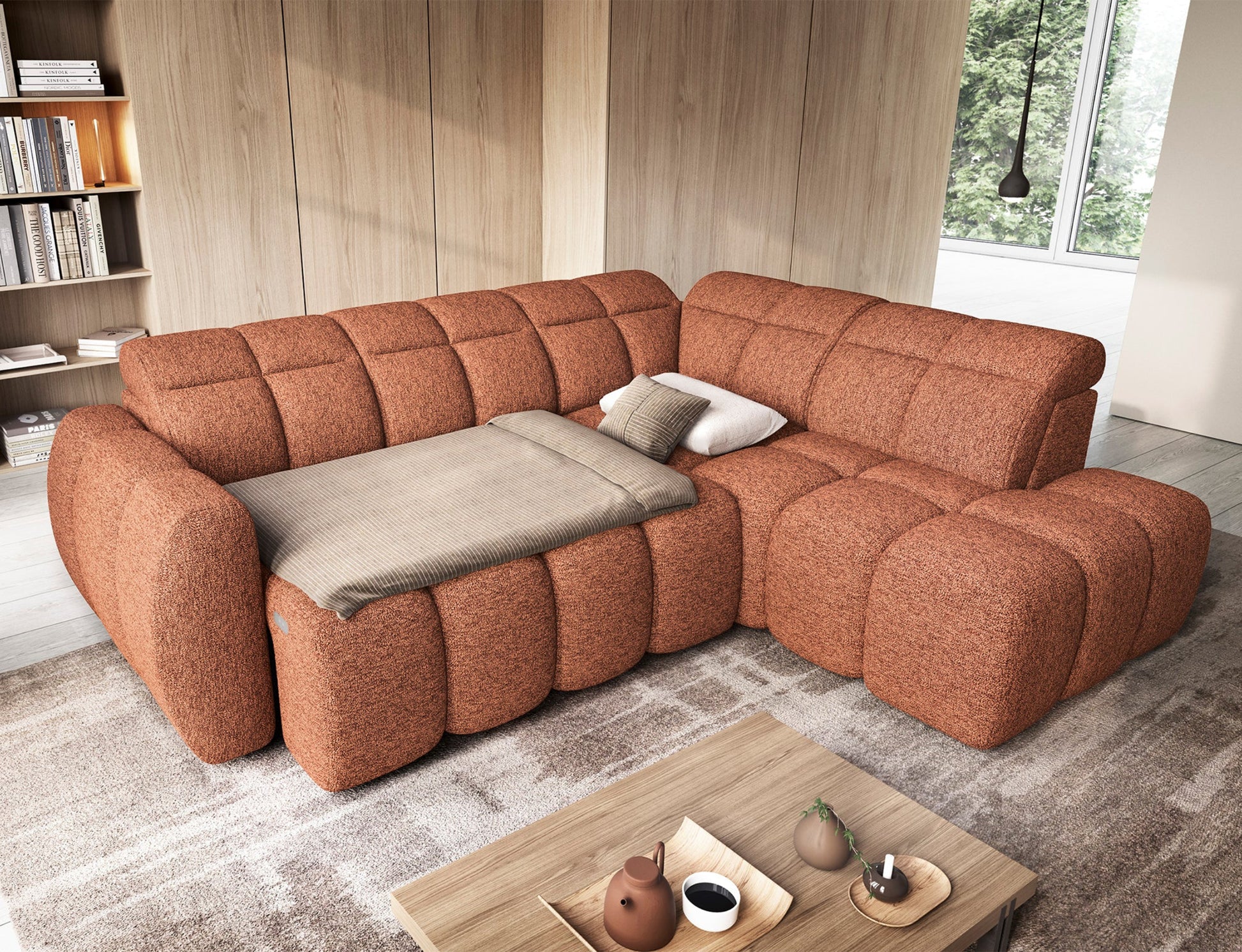 Narożnik Falconn z funkcją spania częściowo rozłożoną, z poduszkami i narzutą, w nowoczesnym wnętrzu z drewnianymi panelami.