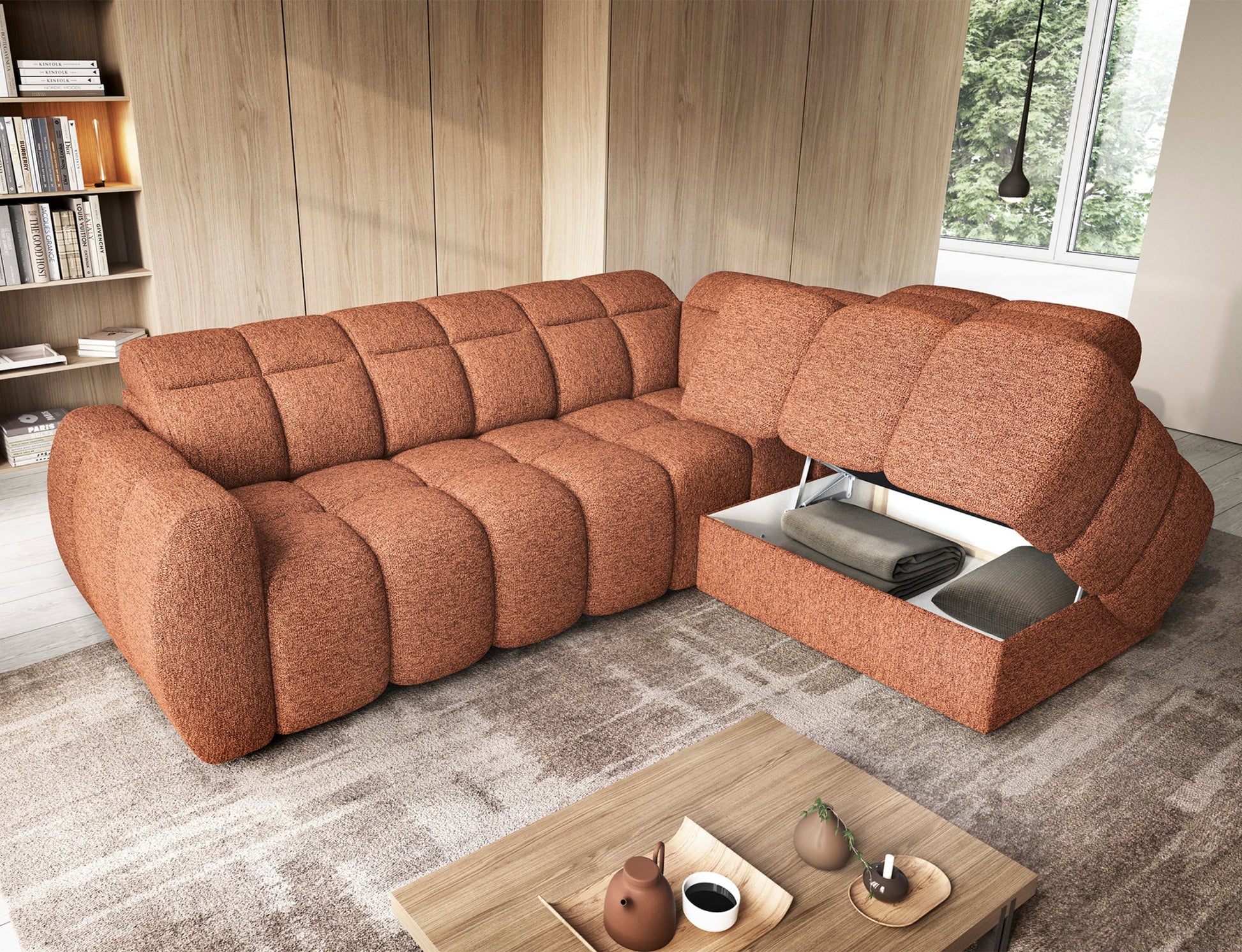 Narożnik Falconn z uniesionym siedziskiem i widocznym pojemnikiem na pościel, ustawiony w jasnym, nowoczesnym salonie z drewnianymi panelami.