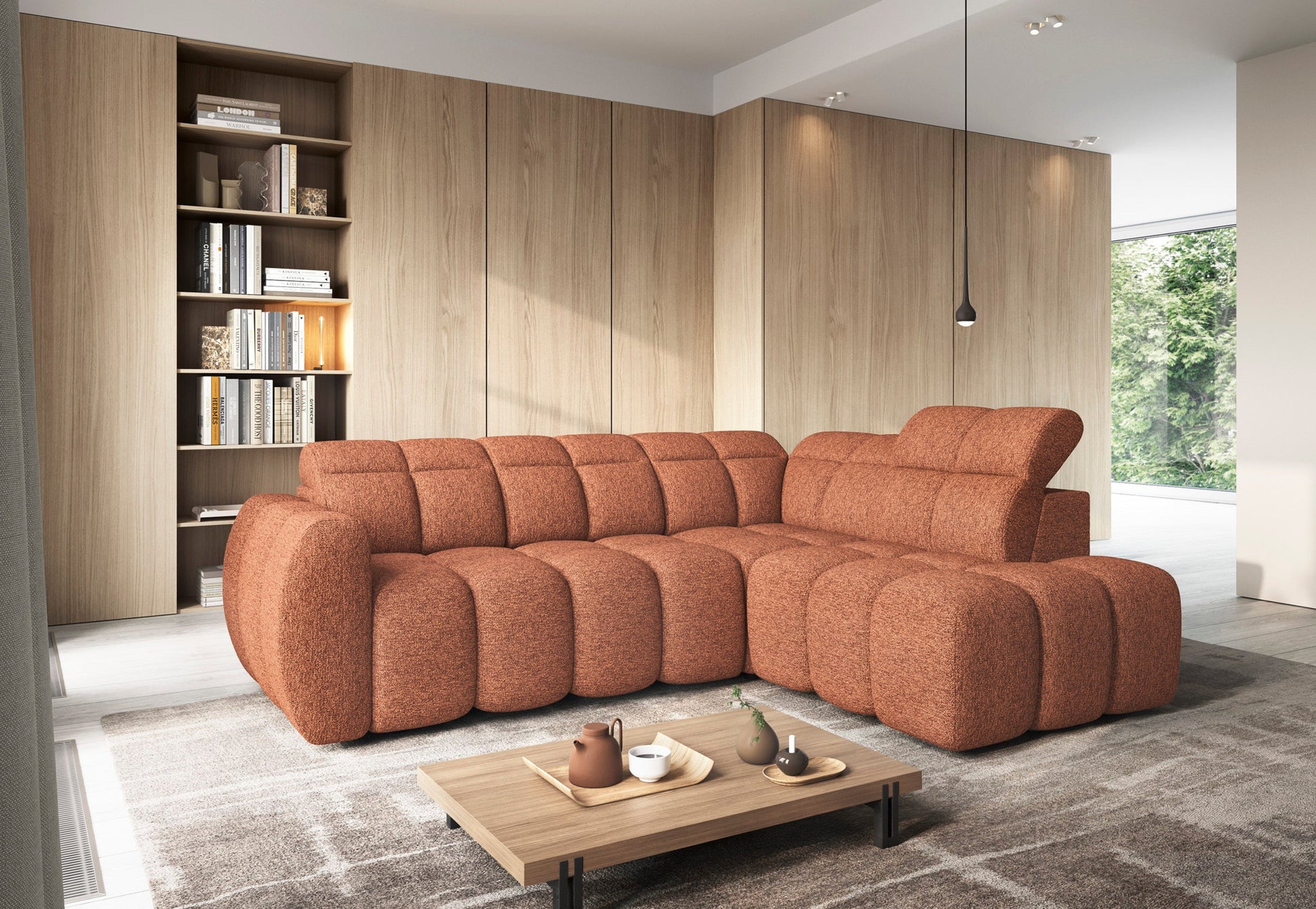 Narożnik Falconn Coralline 30 w ceglanym kolorze, zaprezentowany w nowoczesnym salonie — widoczny bok, siedziska oraz zagłówki w pozycji częściowo uniesionej.