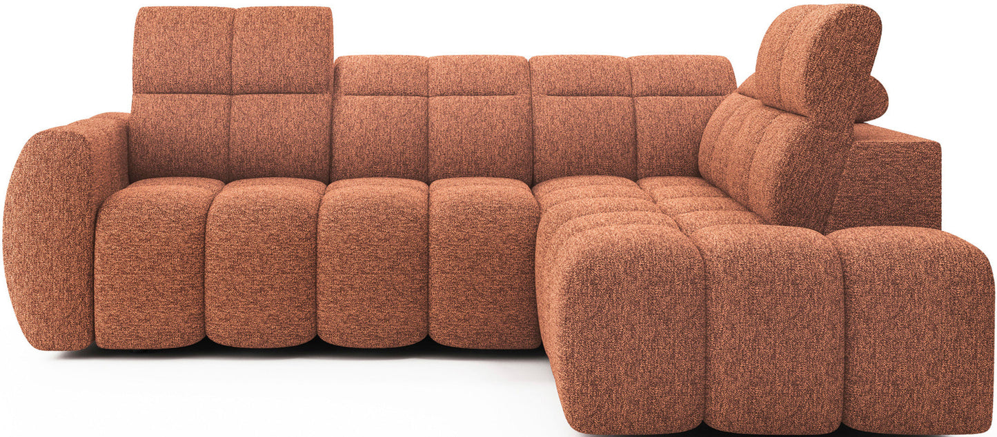 Narożnik Falconn Coralline 30 z perspektywy frontowej — widoczna struktura siedzisk, oparć oraz częściowo podniesione zagłówki w tkaninie o ceglastym odcieniu.