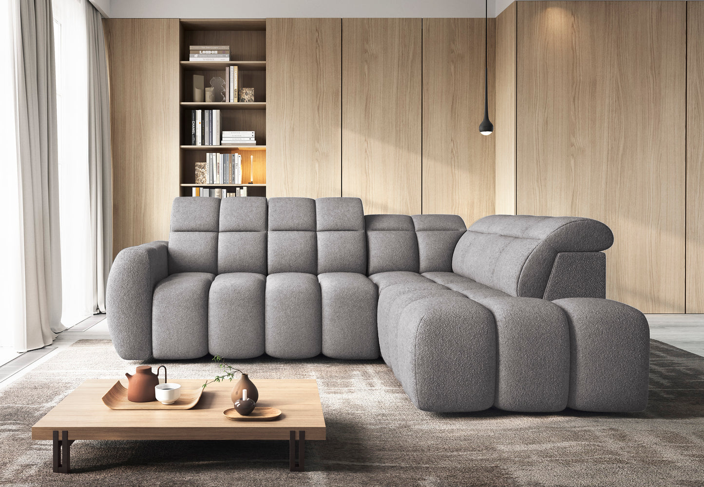 Nowoczesny narożnik Falconn w szarej tkaninie Paolli 04 ustawiony w eleganckim salonie z drewnianą zabudową i minimalistycznym stolikiem kawowym.