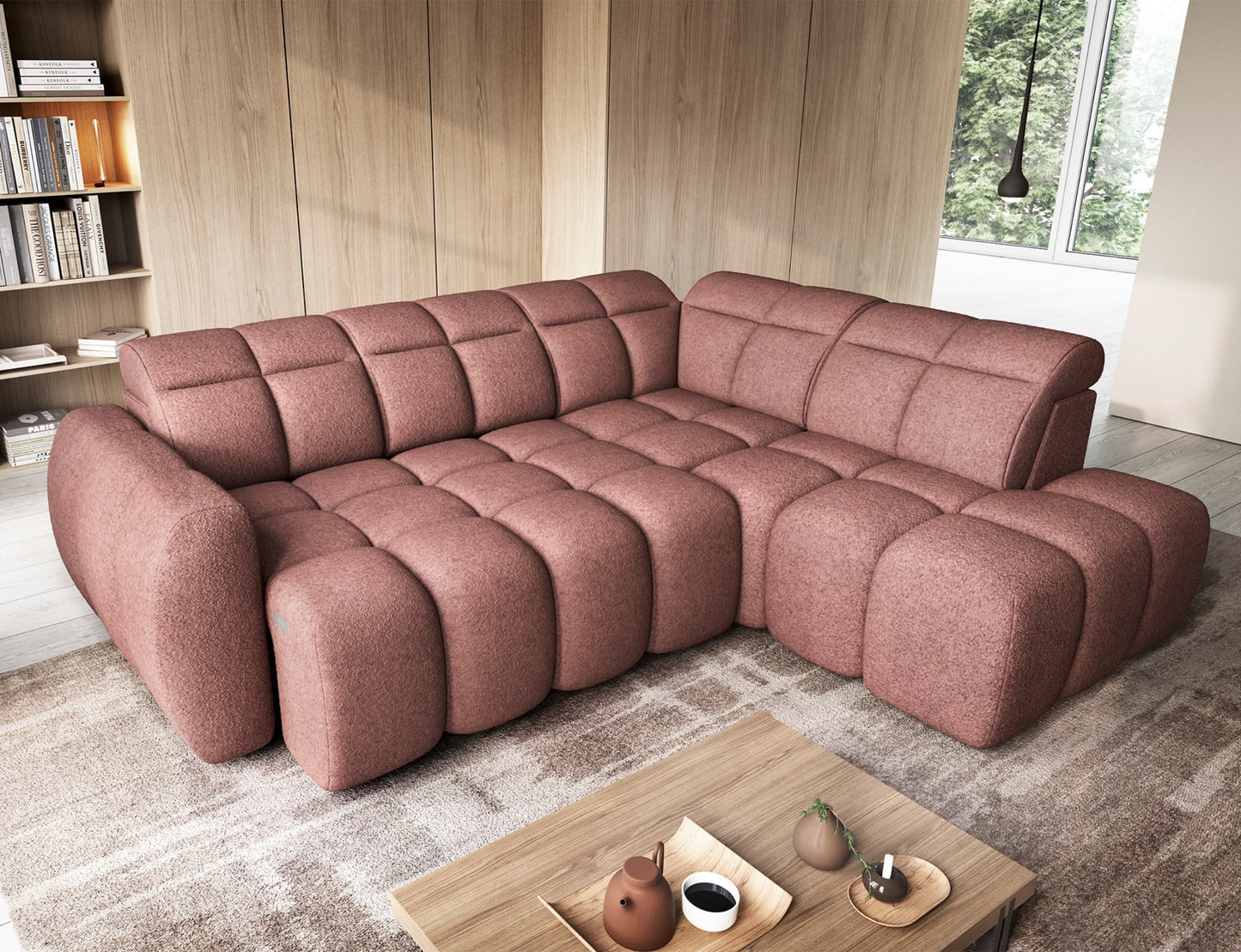 Narożnik Falconn w różowej tkaninie Paolli 24 z funkcją spania, rozłożony w przestronnym salonie z drewnianymi panelami i regałem.