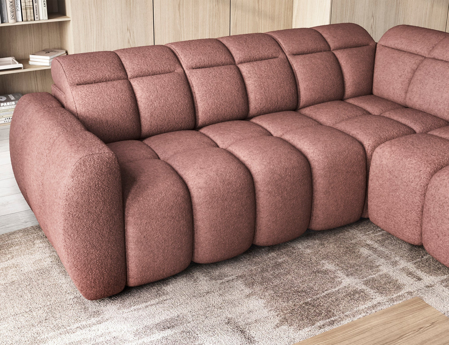 Narożnik Falconn Paolli 24 w kolorze różowym z widocznym wsuniętym siedziskiem, ustawiony w przytulnym salonie z drewnianą zabudową.