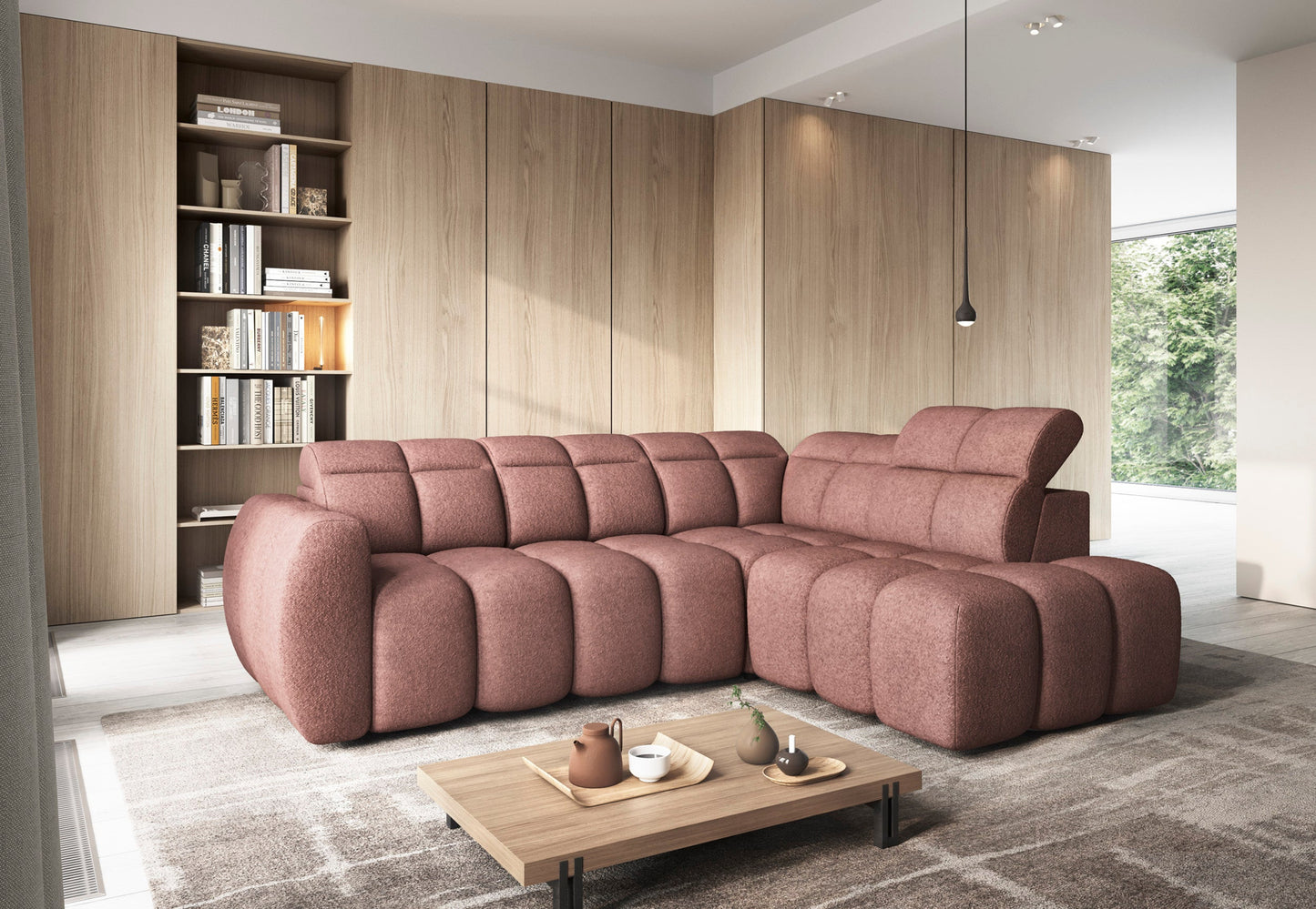 Narożnik Falconn w tkaninie Paolli 24 w odcieniu różowym, ustawiony w nowoczesnym salonie z drewnianą zabudową i jasnym światłem.