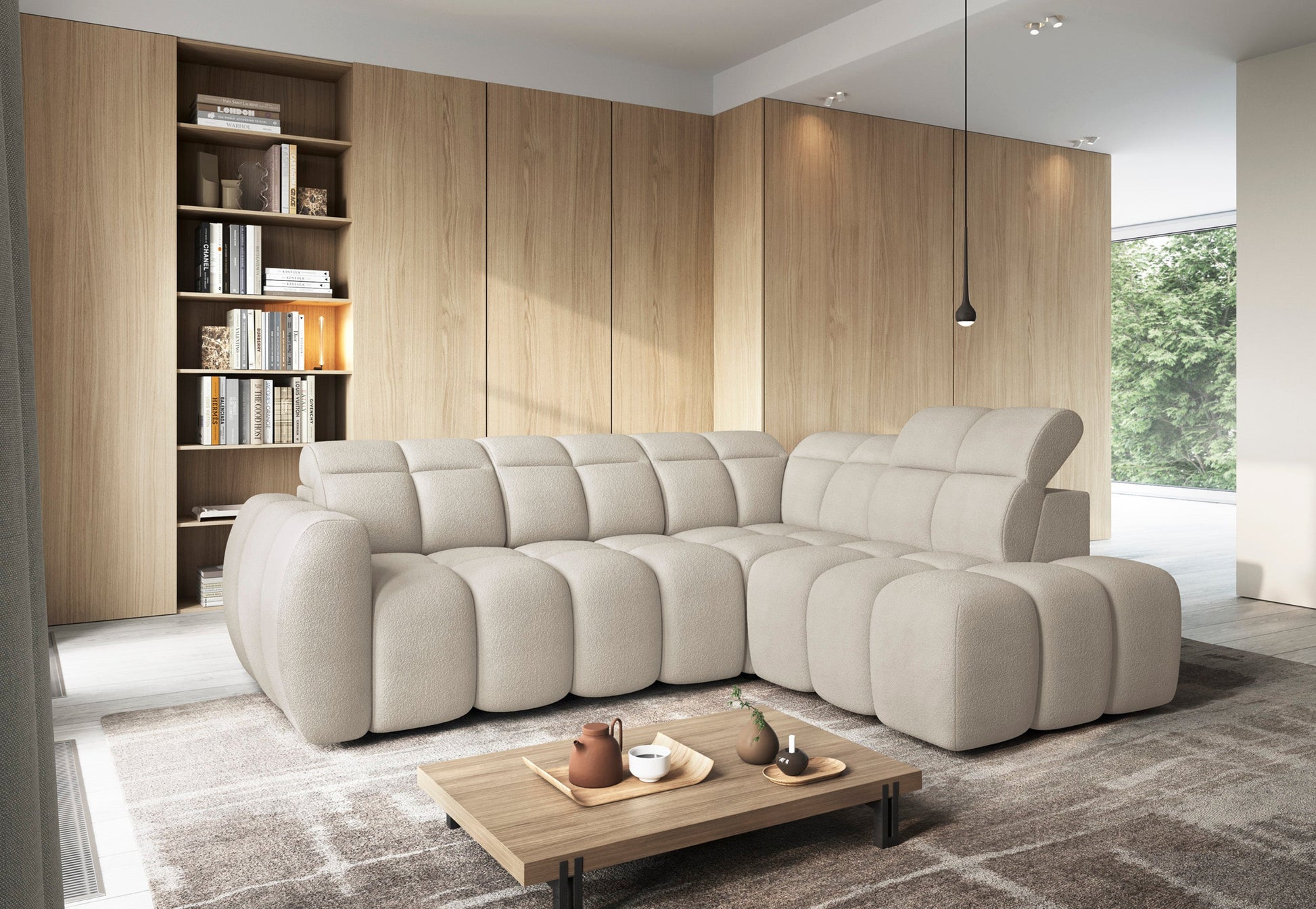 Nowoczesny narożnik Falconn Royal 18 w tkaninie kremowej, w jasnym salonie z drewnianymi panelami, regałem i designersym oświetleniem.