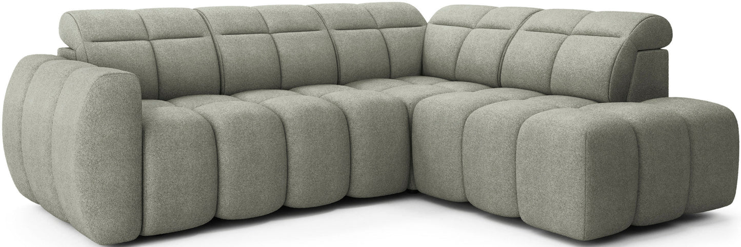 Narożnik tapicerowany Xillar 100 w odcieniu jasnozielonym, widok z ukosa na tle białego tła, z podzielonymi siedziskami i oparciem.