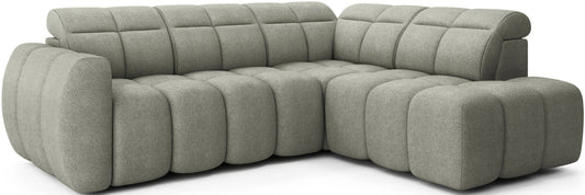 Narożnik tapicerowany Xillar 100 w odcieniu jasnozielonym, widok z ukosa na tle białego tła, z podzielonymi siedziskami i oparciem.